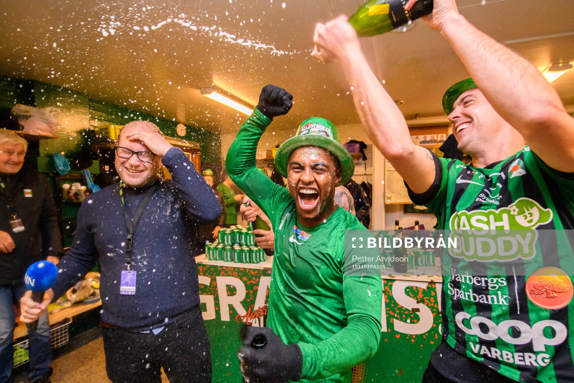 Hallands Nyheters reporter Simon Carlsson sprutas ner med
