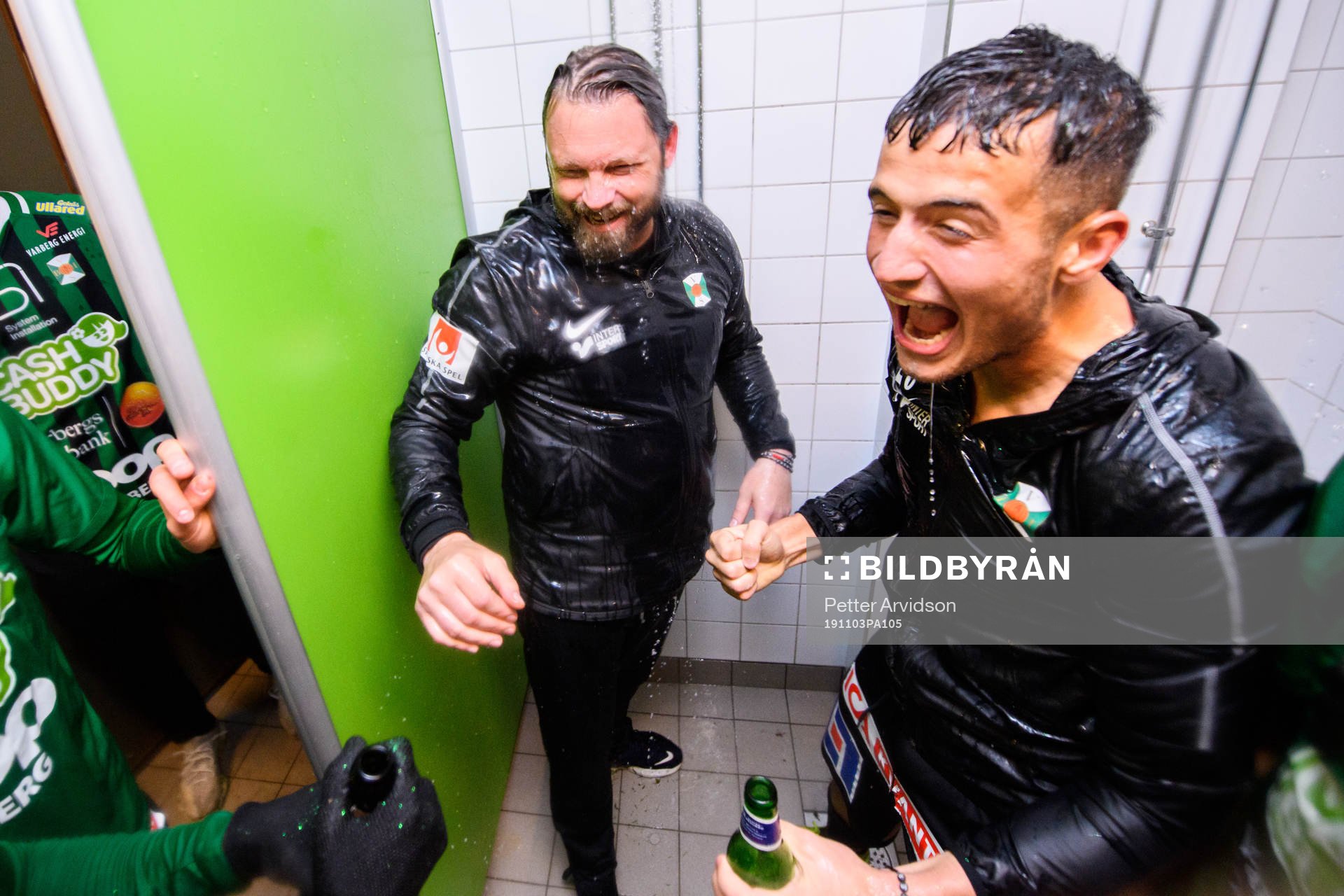 Varbergs tränare Joakim Persson och Astrit Seljmani jublar
