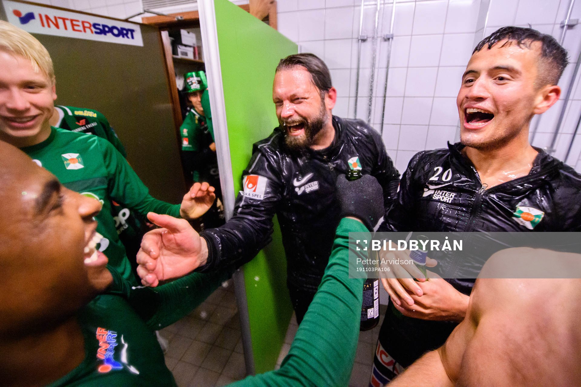 Varbergs tränare Joakim Persson och Astrit Seljmani jublar