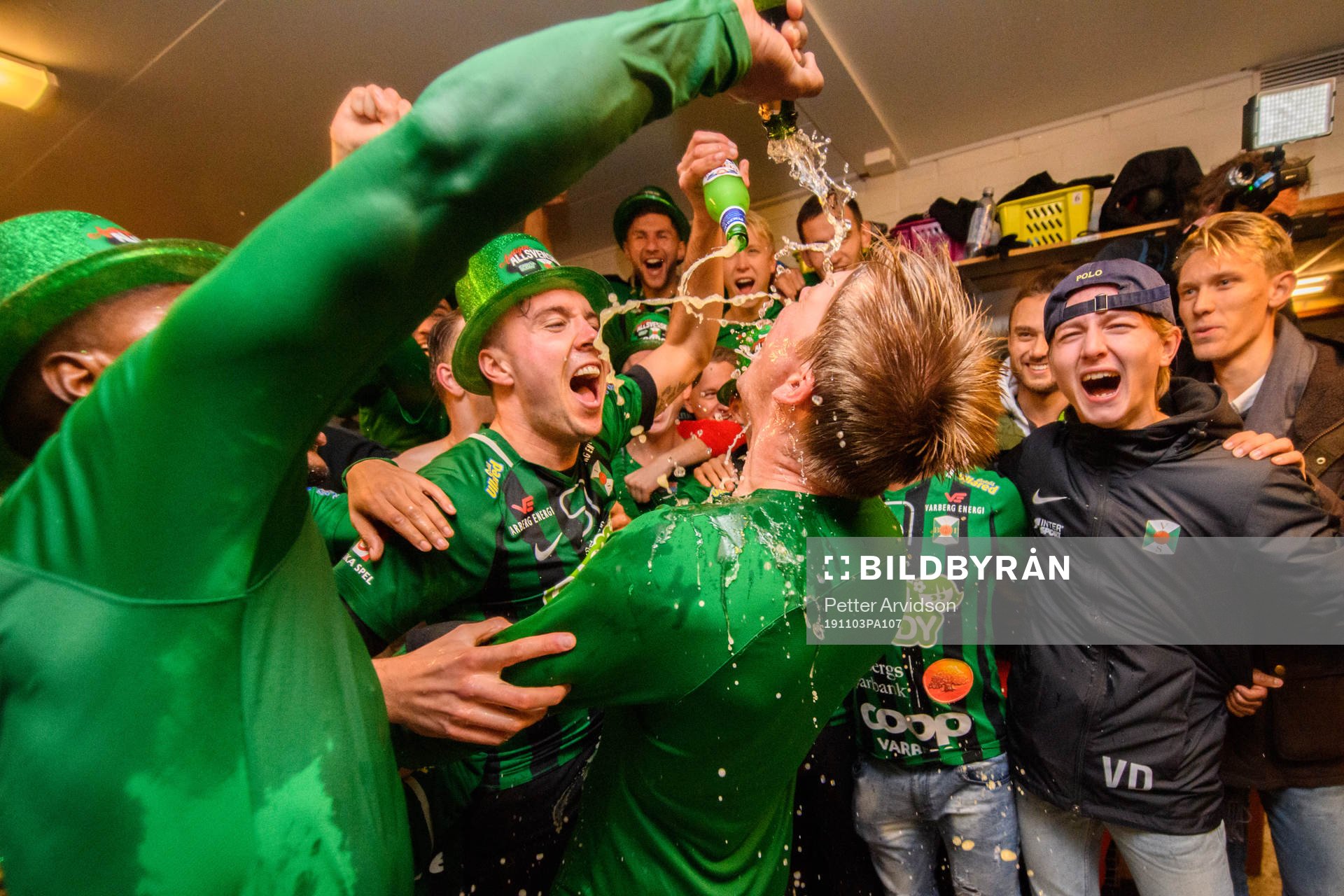 Varbergs Sebastian Möller och Anton Liljenbäck jublar i