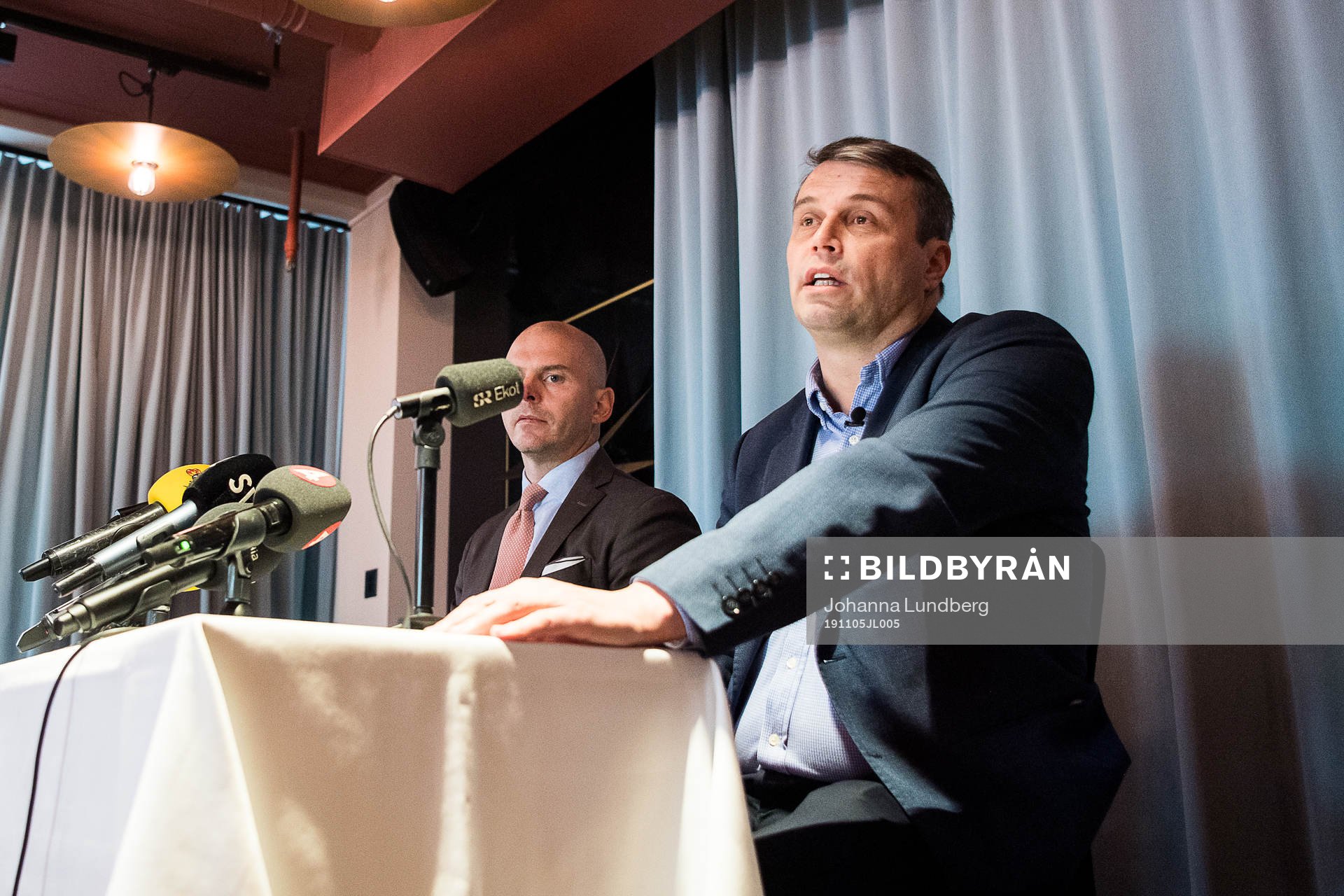 Östersunds tidigare ordförande Daniel Kindberg (th) tillsammans med sin advokat Olle Kullinger under en pressträff angående hans fängelsedom den 5 november 2019 i Stockholm.