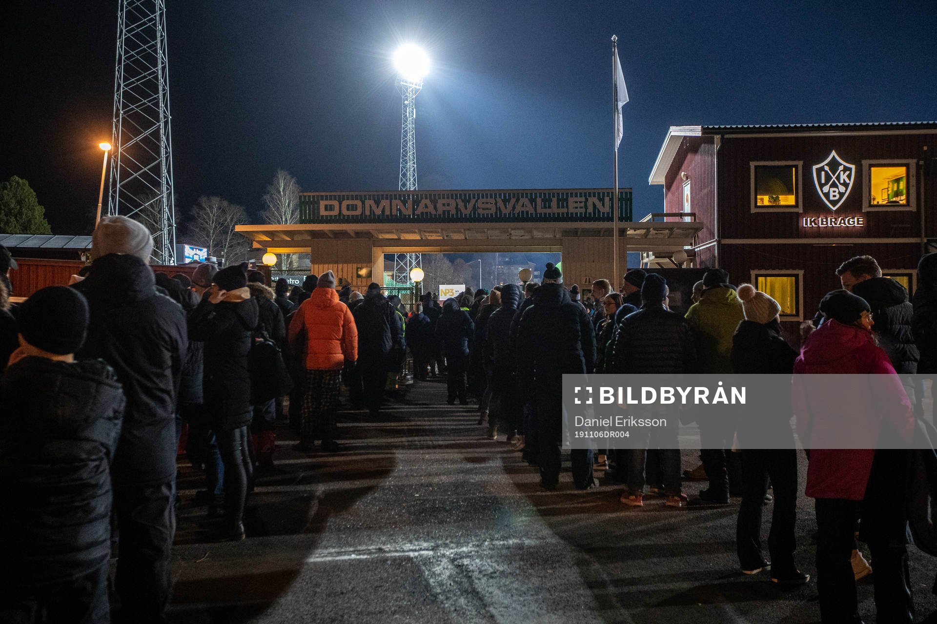 Långa köer in till Domnarsvallen innan fotbollsmatchen i
