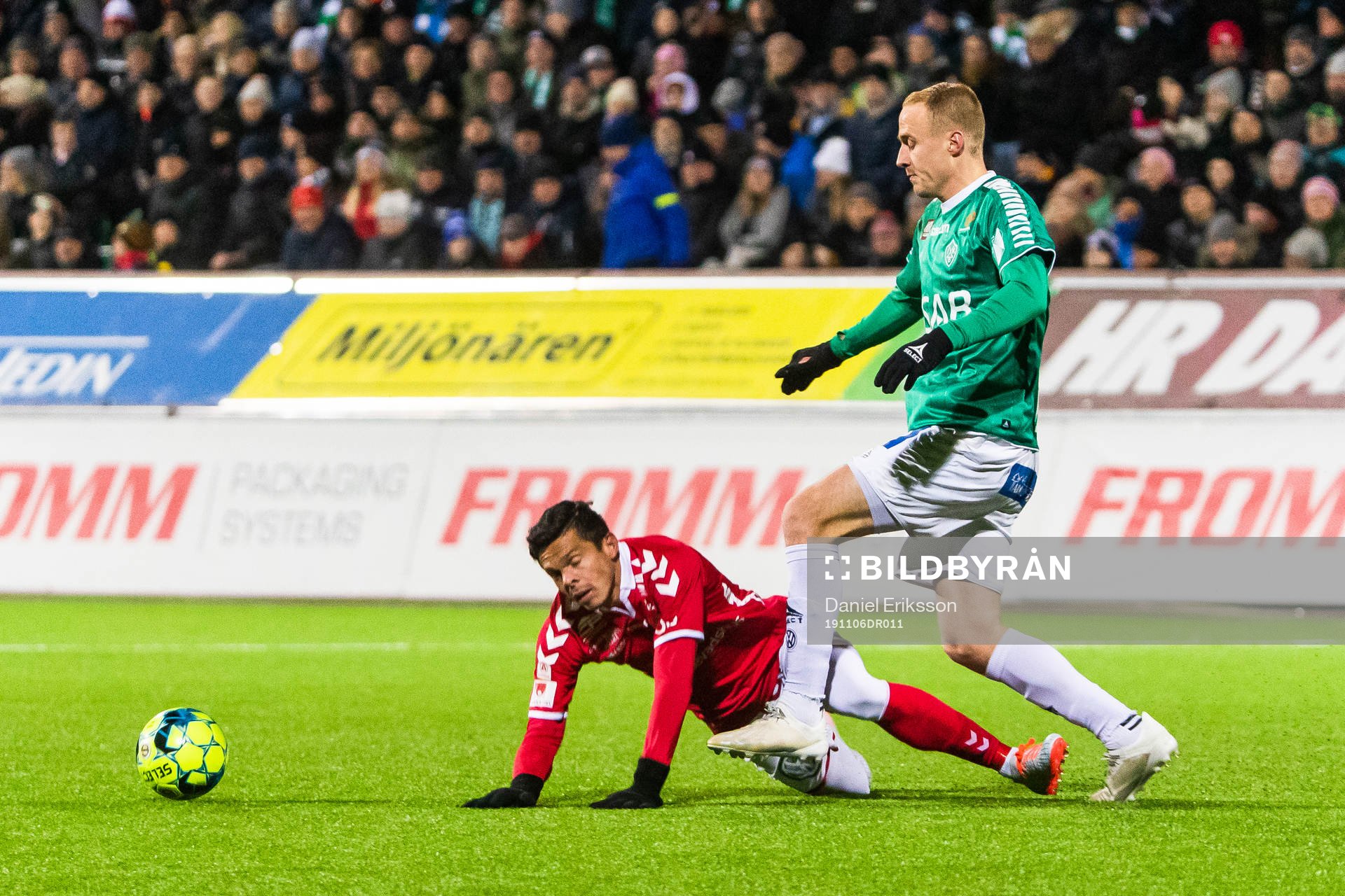 Kalmars Romário Pereira Sipião och Brages Anton Lundin i kamp om bollen under fotbollsmatchen i kvalet till Allsvenskan mellan Brage och Kalmar den 6 november 2019 i Leksand.