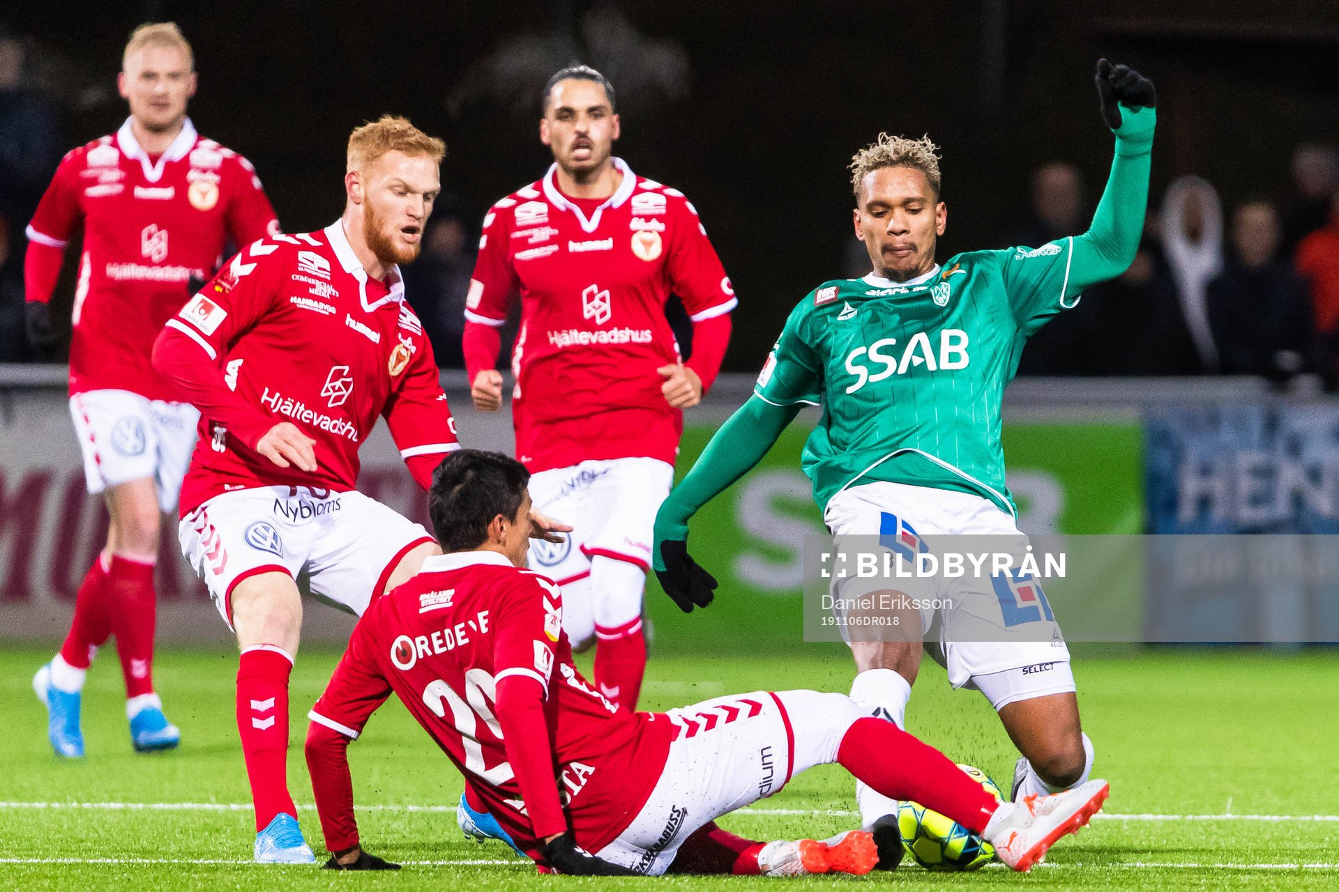 Kalmars Nils Fröling och Romário Pereira Sipião i kamp