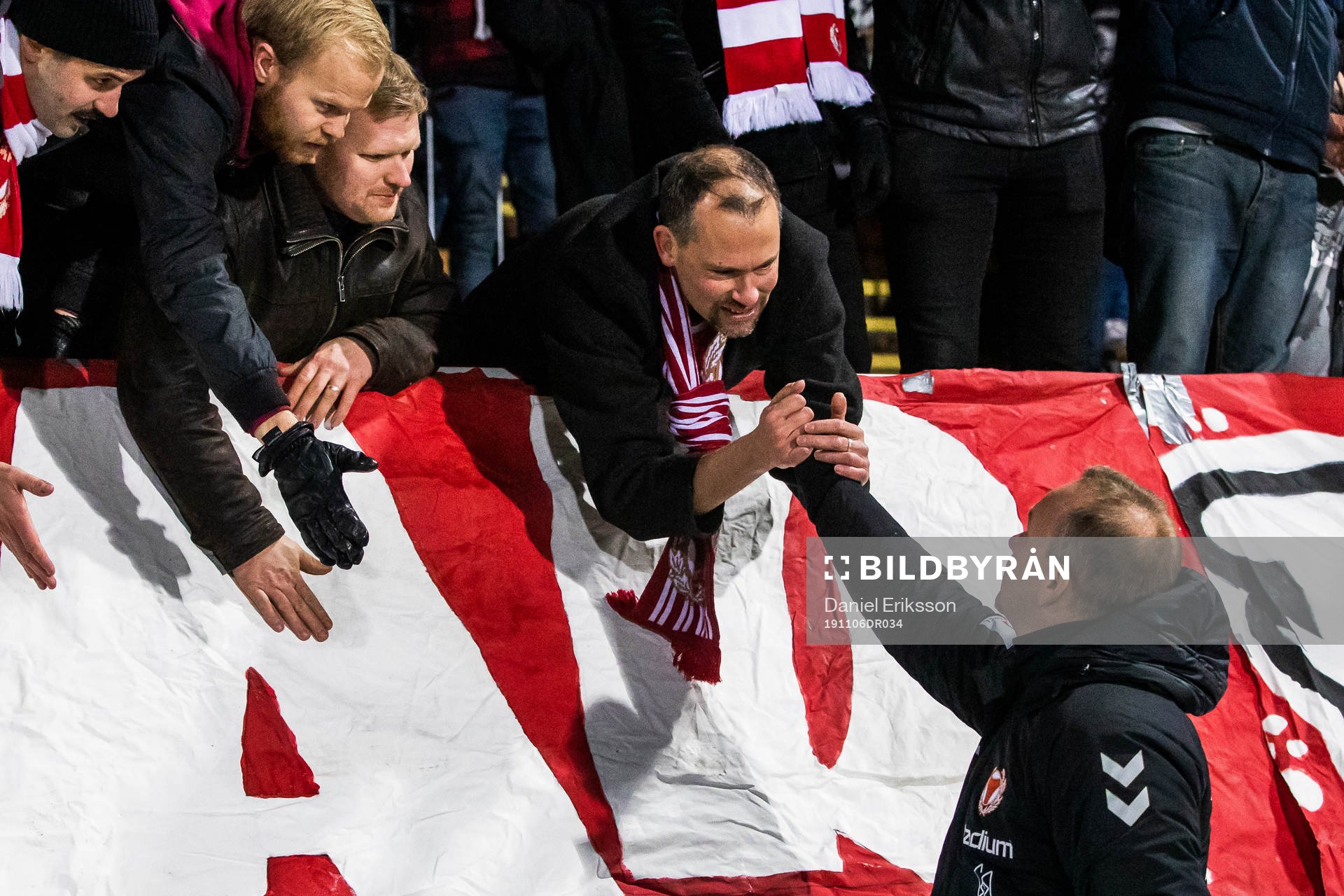 Kalmars tränare Jens Nilsson jublar med supportrar