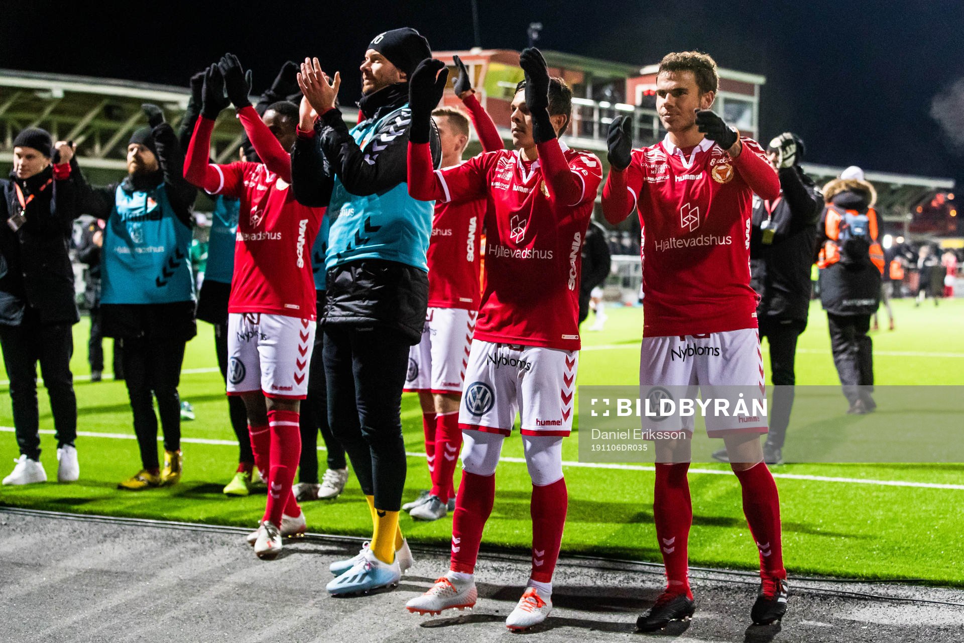 Kalmars spelare jublar efter fotbollsmatchen i kvalet till Allsvenskan mellan Brage och Kalmar den 6 november 2019 i Leksand.