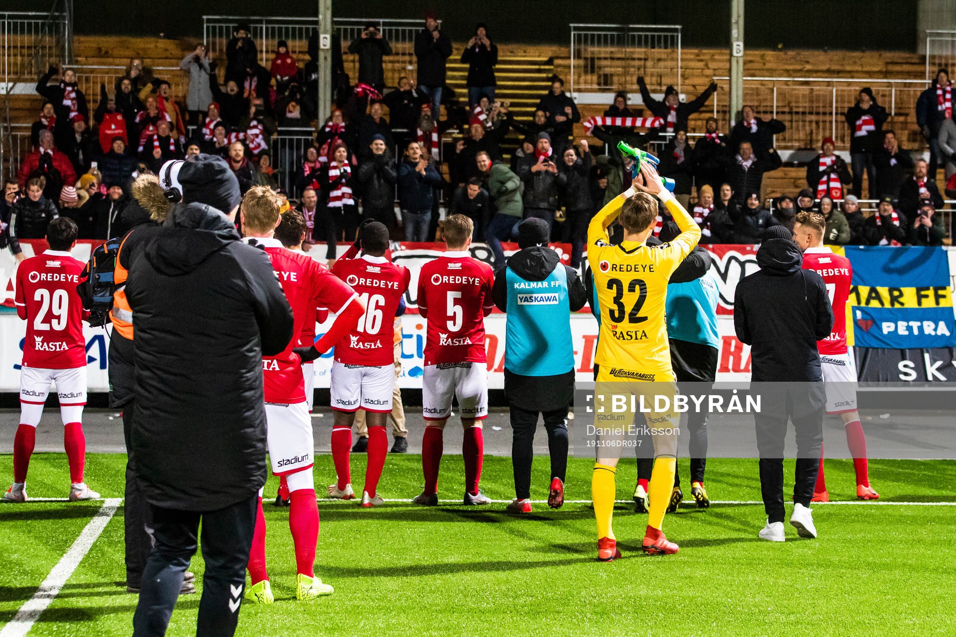 Kalmars spelare jublar med supportrar