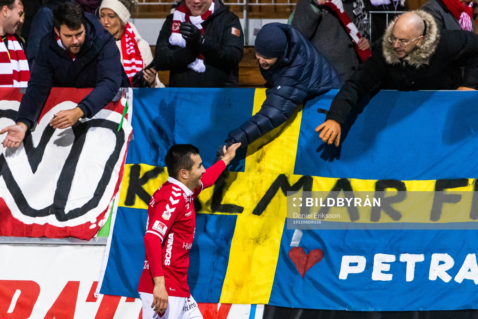 Kalmars Emin Nouri jublar med supportrar