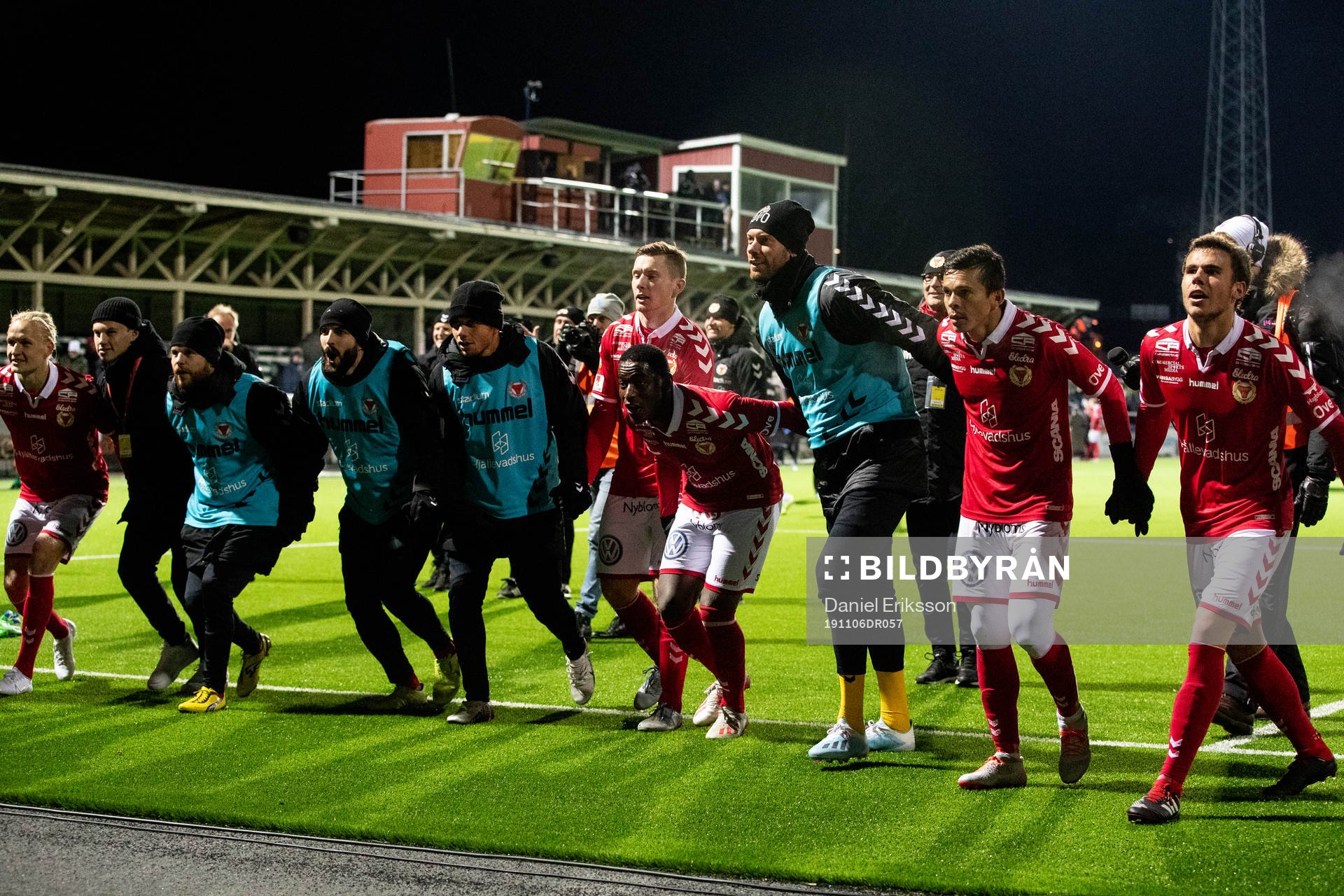 Kalmars spelarna jublar efter seger under fotbollsmatchen i kvalet till Allsvenskan mellan Brage och Kalmar den 6 november 2019 i Leksand.