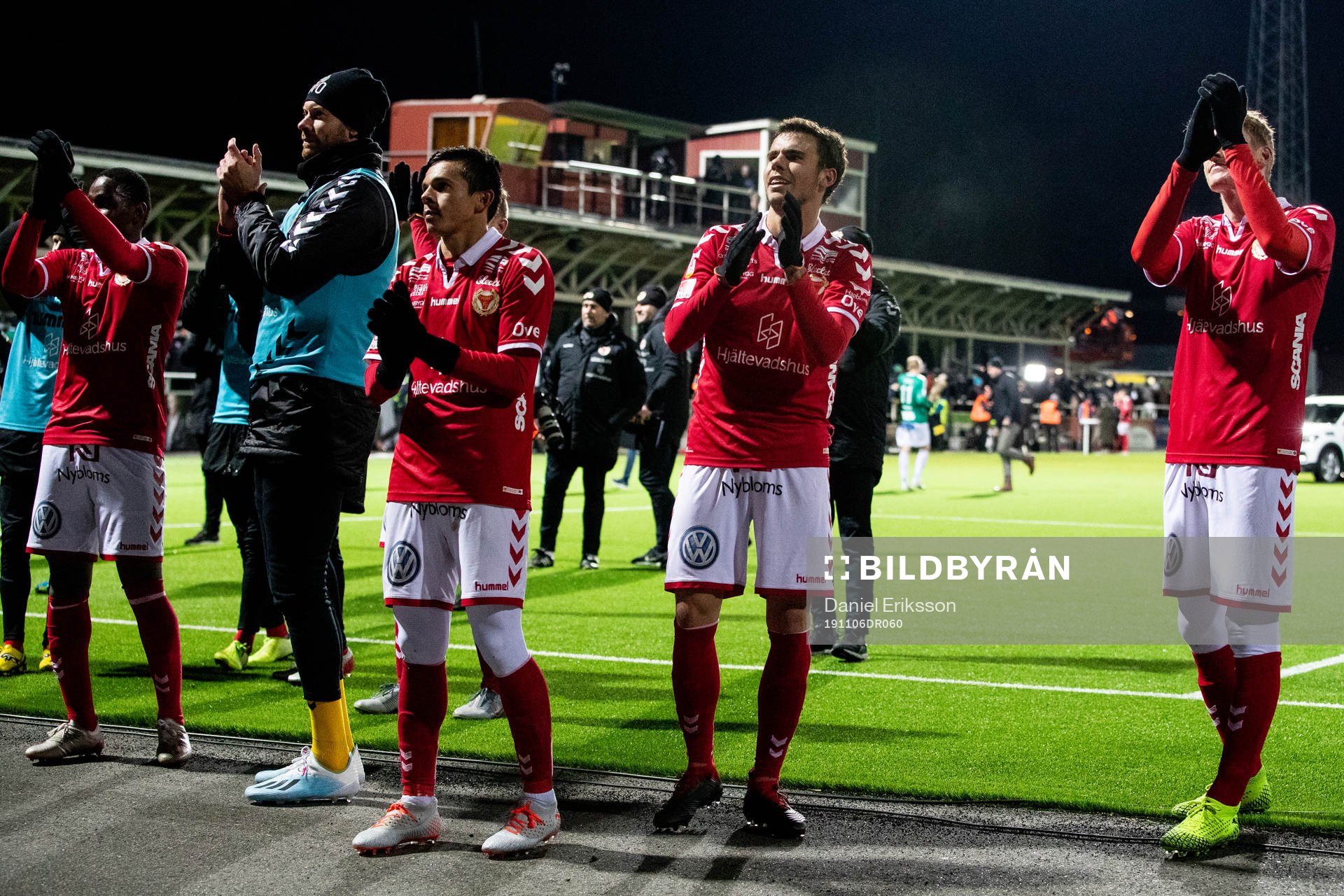 Kalmars spelarna jublar efter seger under fotbollsmatchen i kvalet till Allsvenskan mellan Brage och Kalmar den 6 november 2019 i Leksand.