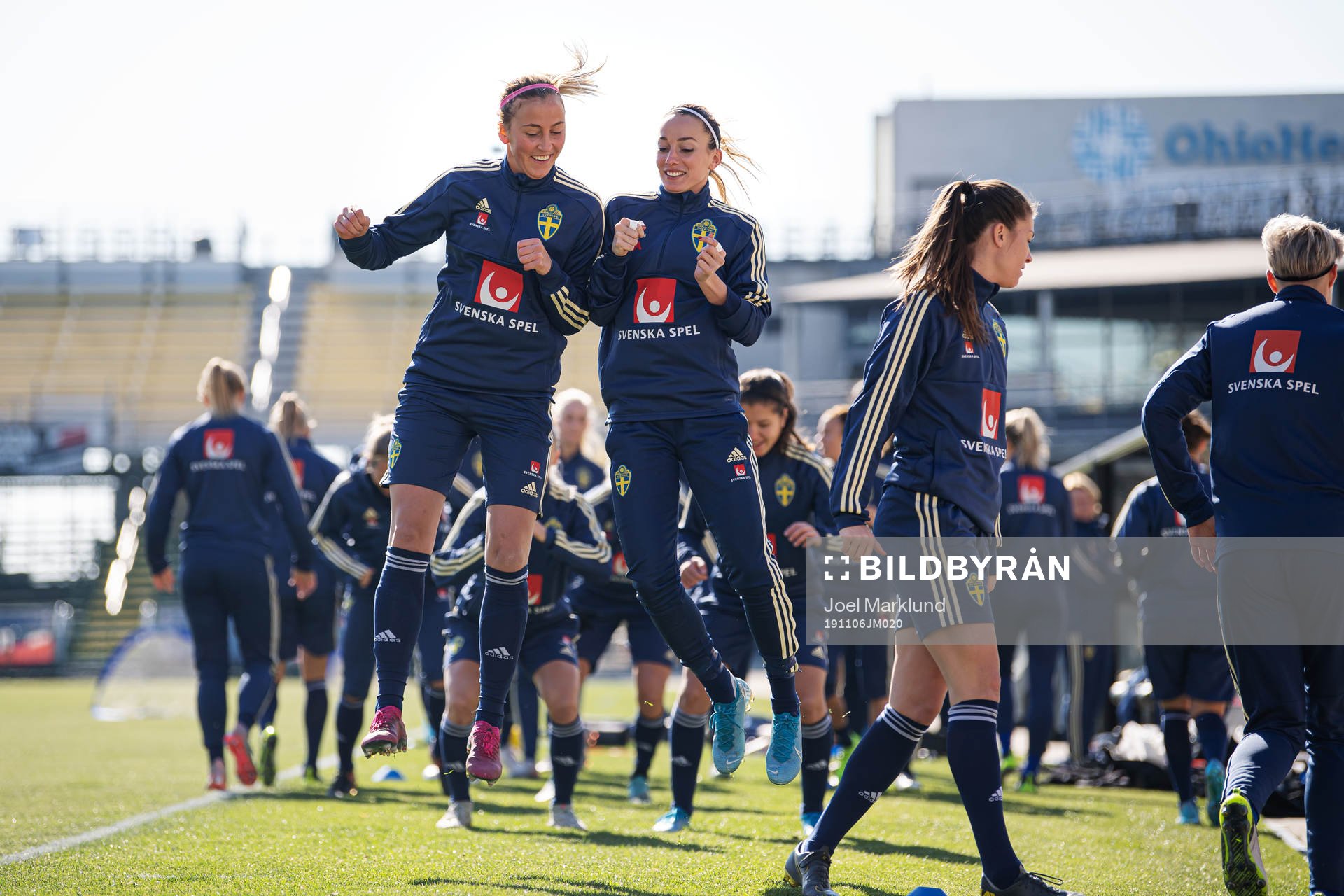 Julia Karlernäs and Kosovare Asllani of the Swedish