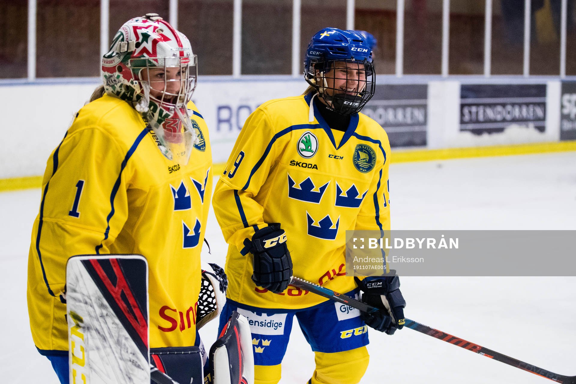 Sveriges målvakt Ida Boman och Klara Kenttälä