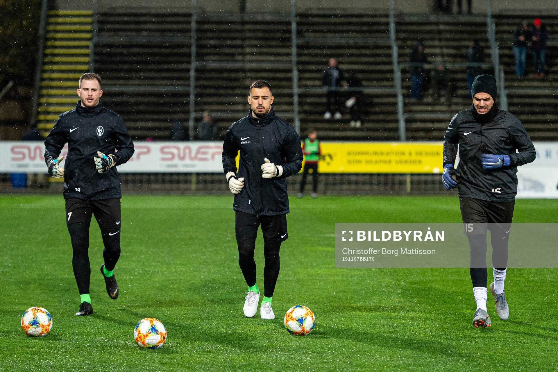Landskronas målvakter Carl Lindell och Amr Kaddoura tillsammans med målvaktstränare Ignacio Sanchez inför fotbollsmatchen i kvalet till Superettan mellan Landskrona och Öster den 7 november 2019 i Landskrona.