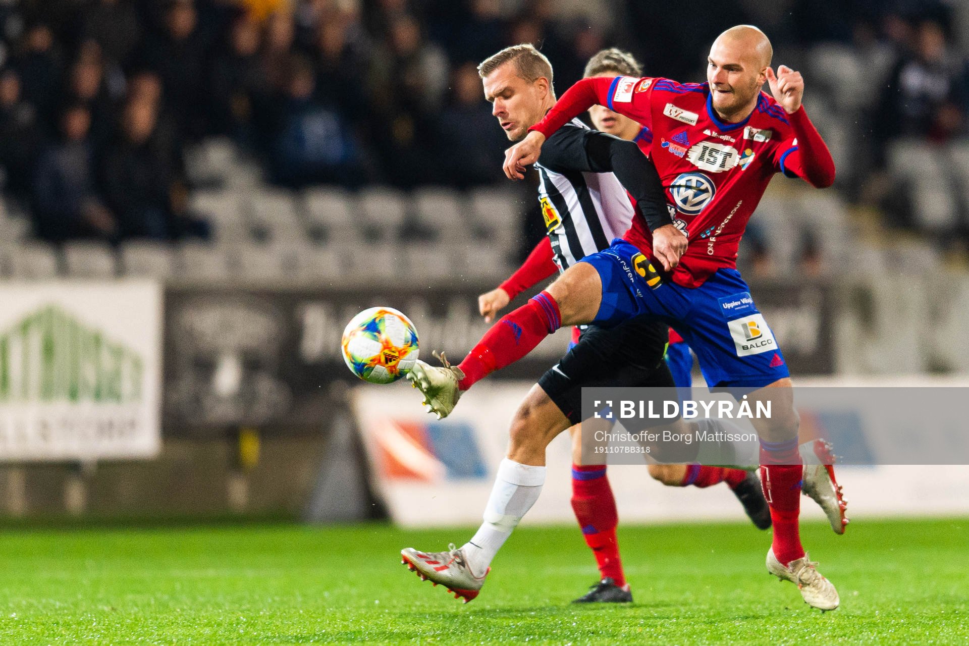 Landskronas Linus Olsson och Östers Jonathan Drott i kamp om bollen under fotbollsmatchen i kvalet till Superettan mellan Landskrona och Öster den 7 november 2019 i Landskrona.