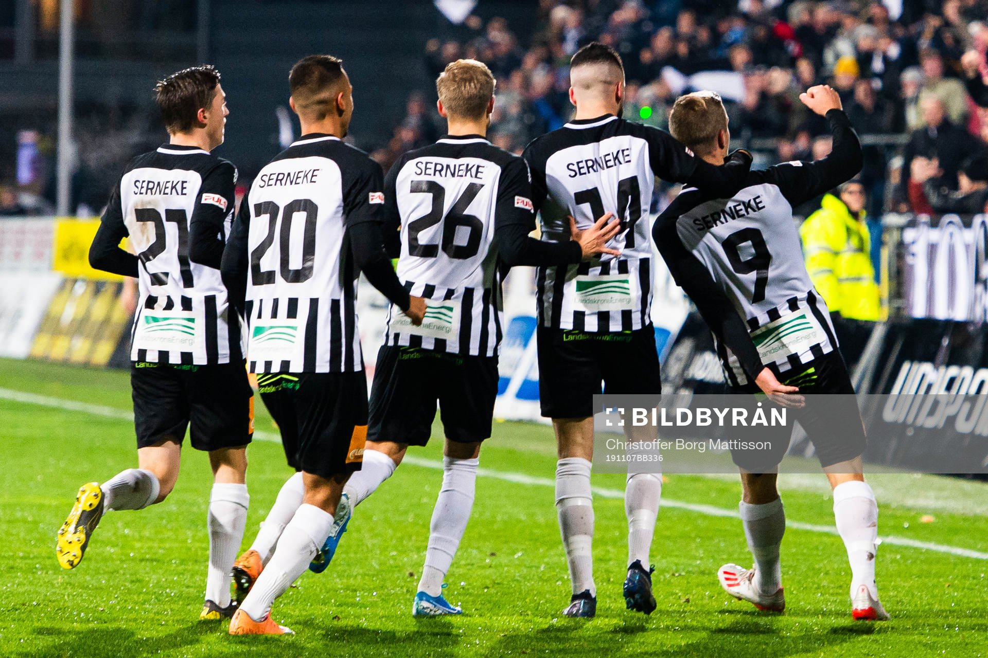 Landskronas Linus Olsson jublar med lagkamrater