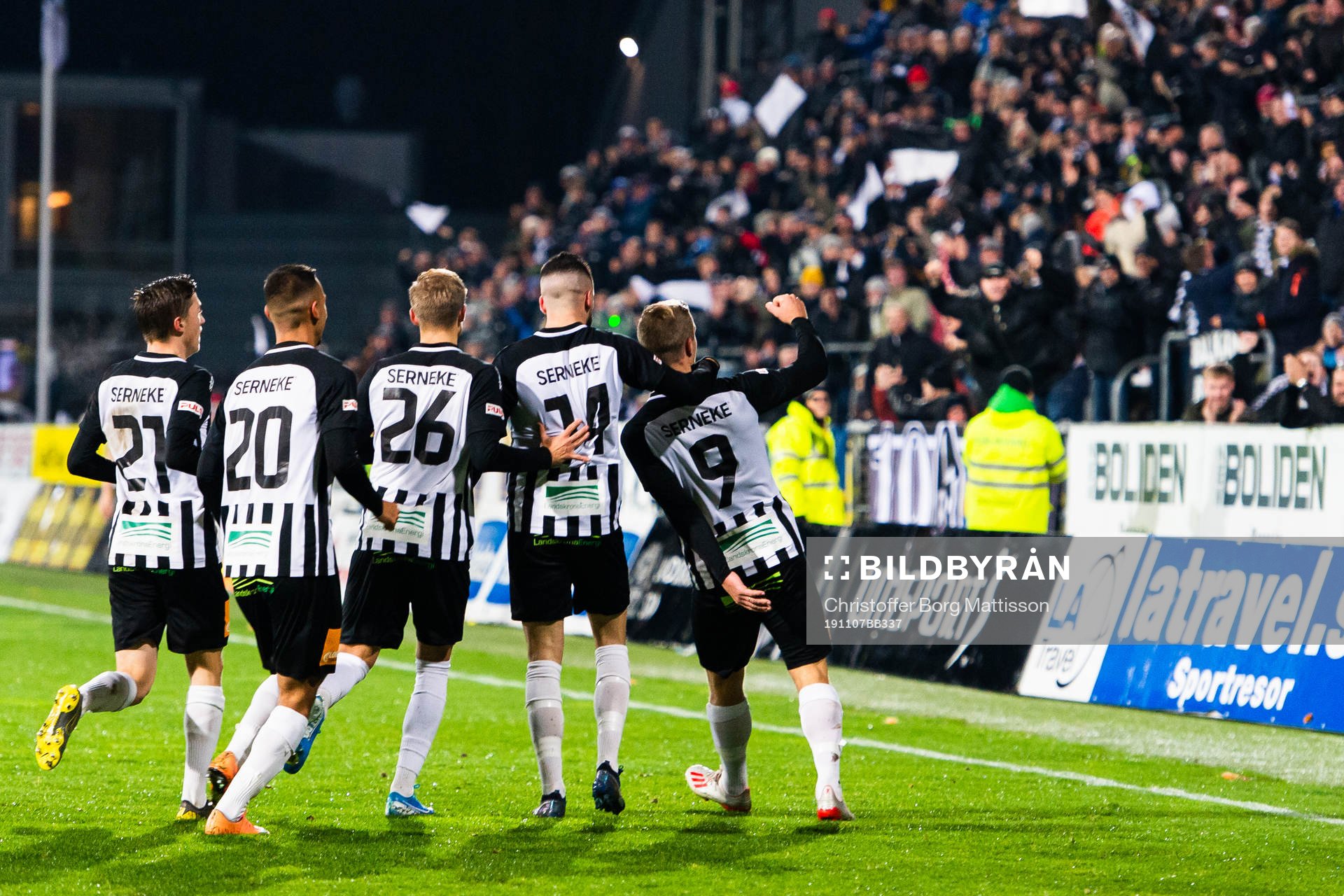 Landskronas Linus Olsson jublar med lagkamrater efter att han gjort 1-0 under fotbollsmatchen i kvalet till Superettan mellan Landskrona och Öster den 7 november 2019 i Landskrona.