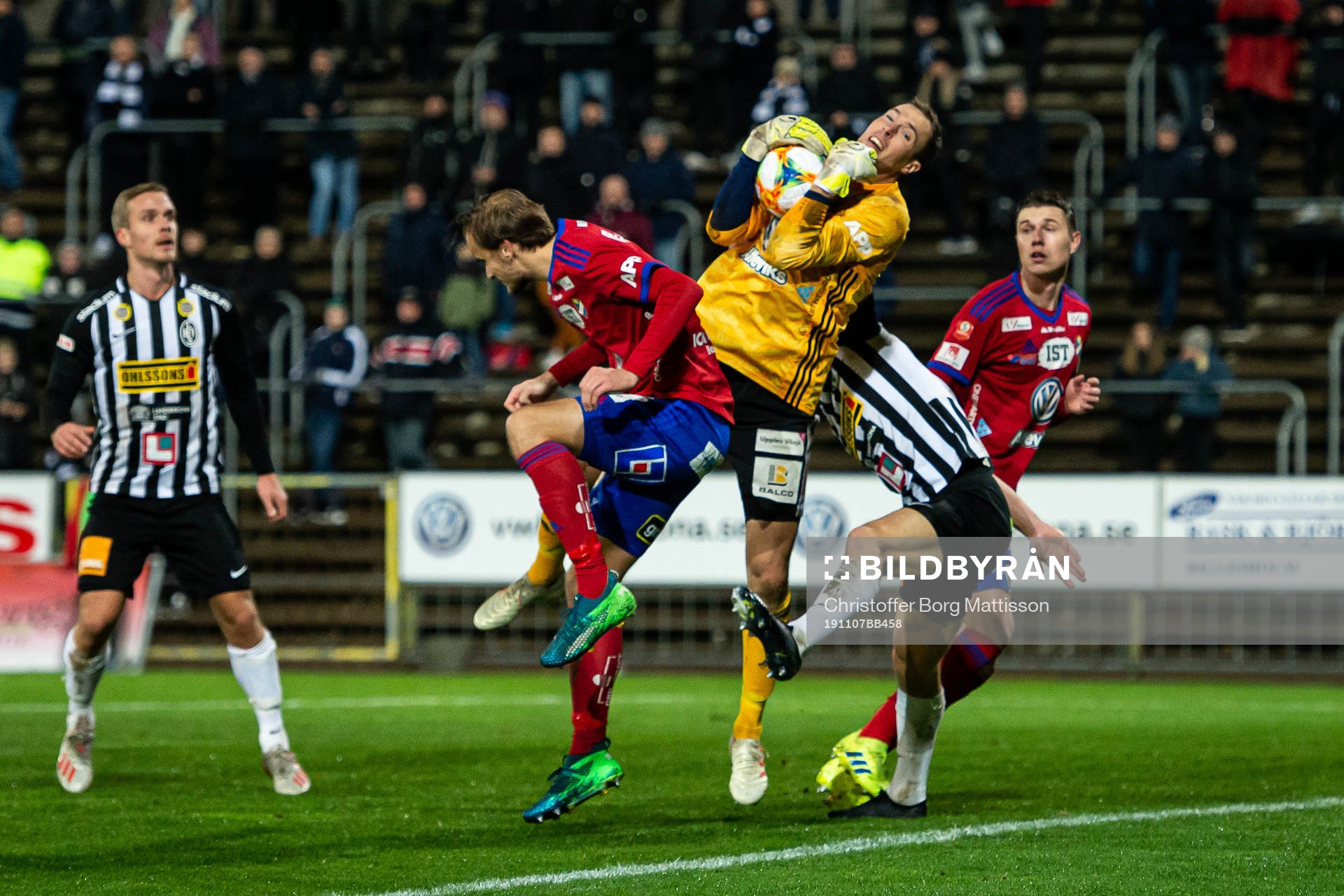 Östers målvakt Robin Malmkvist i en kollision