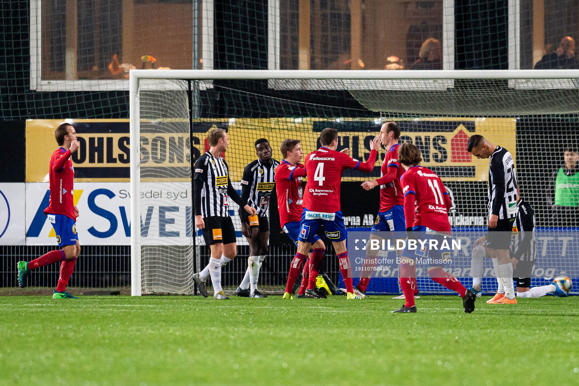 Östers spelare jublar