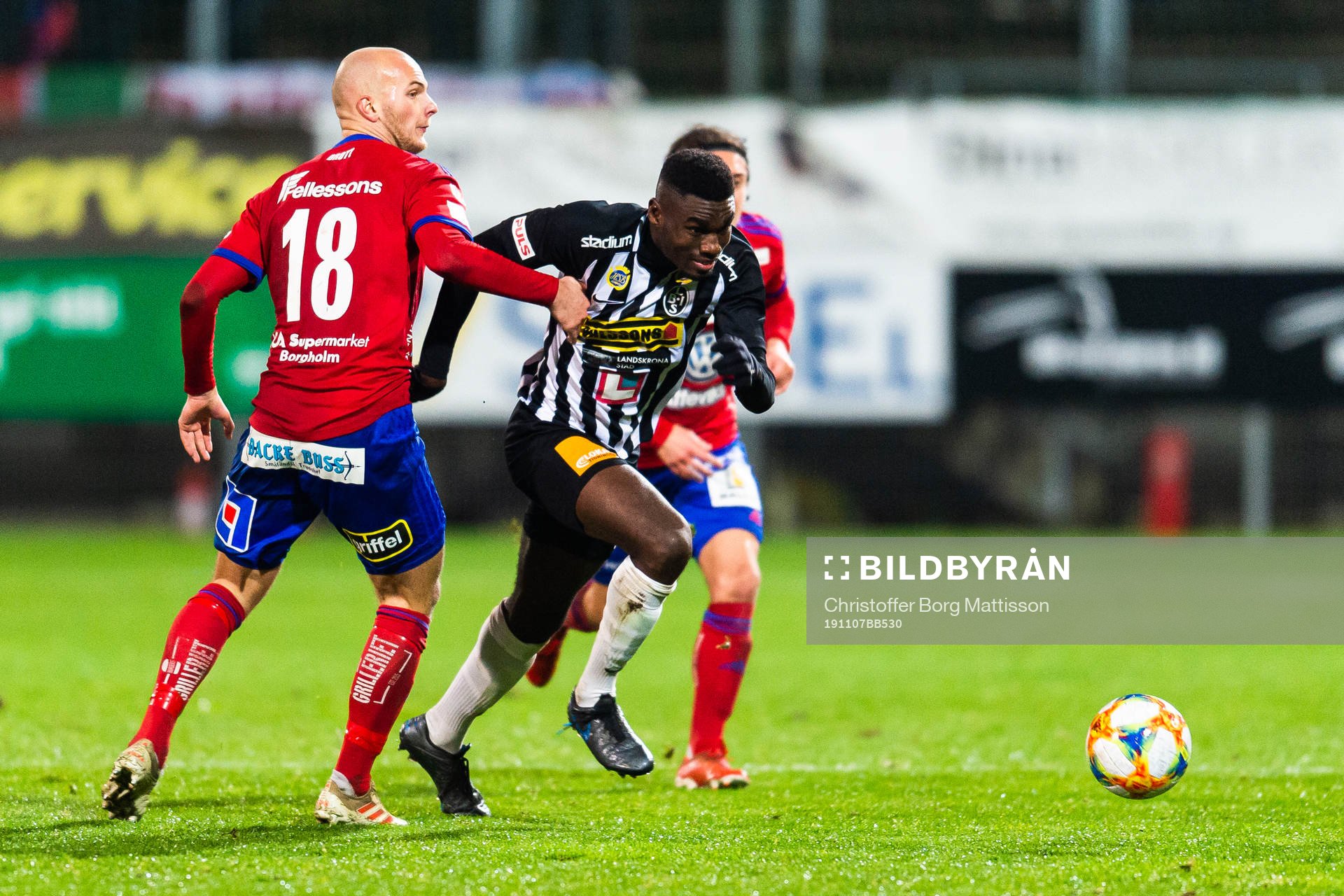 Östers Jonathan Drott och Landskronas Patrick Nwadike i