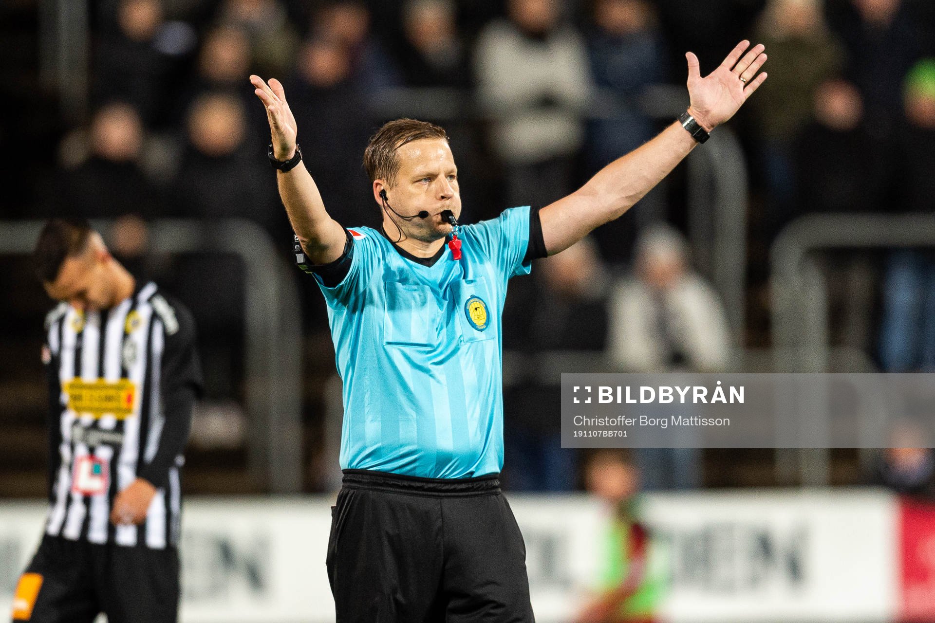 domare Johan Krantz blåser av fotbollsmatchen i kvalet