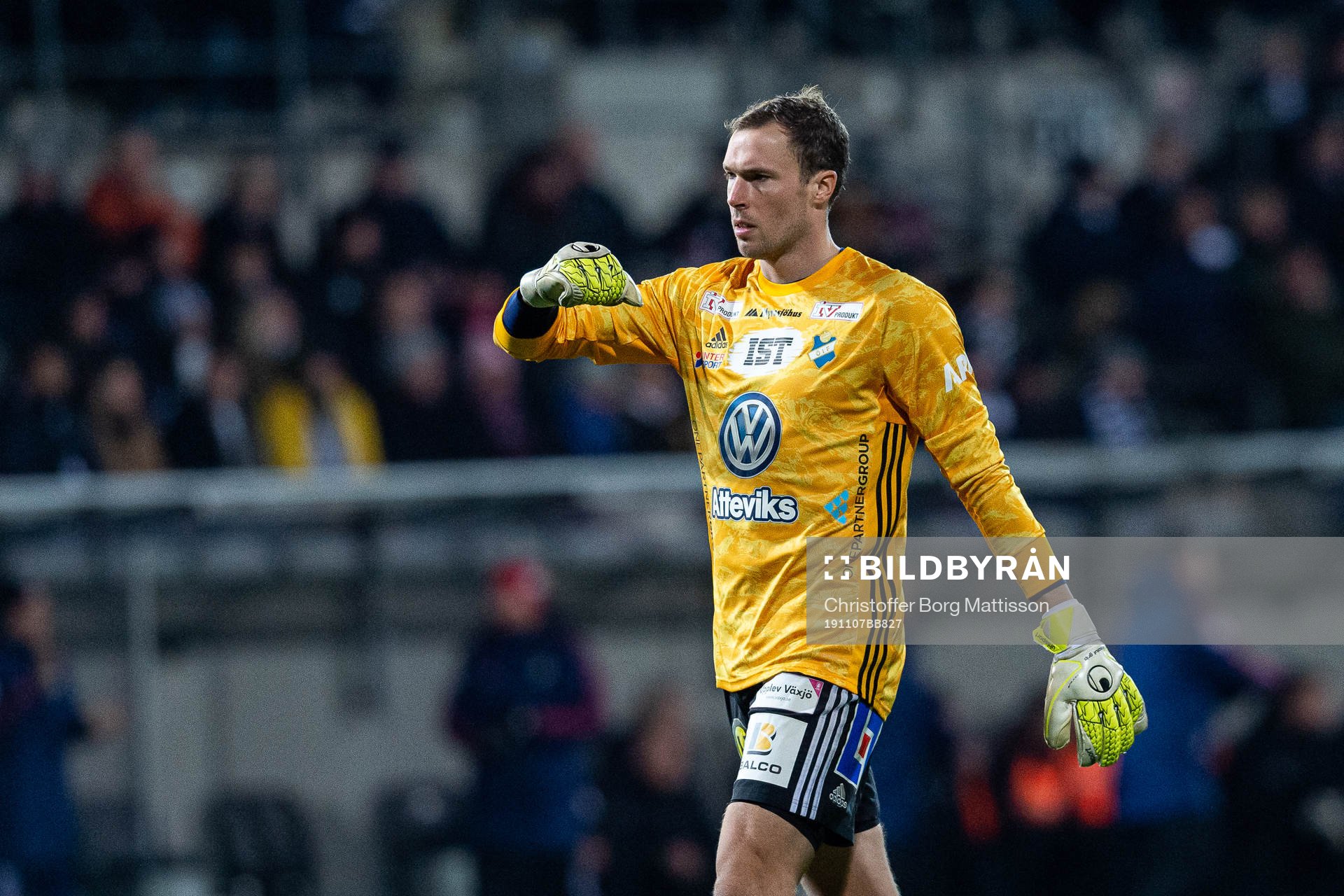 Östers målvakt Robin Malmkvist jublar