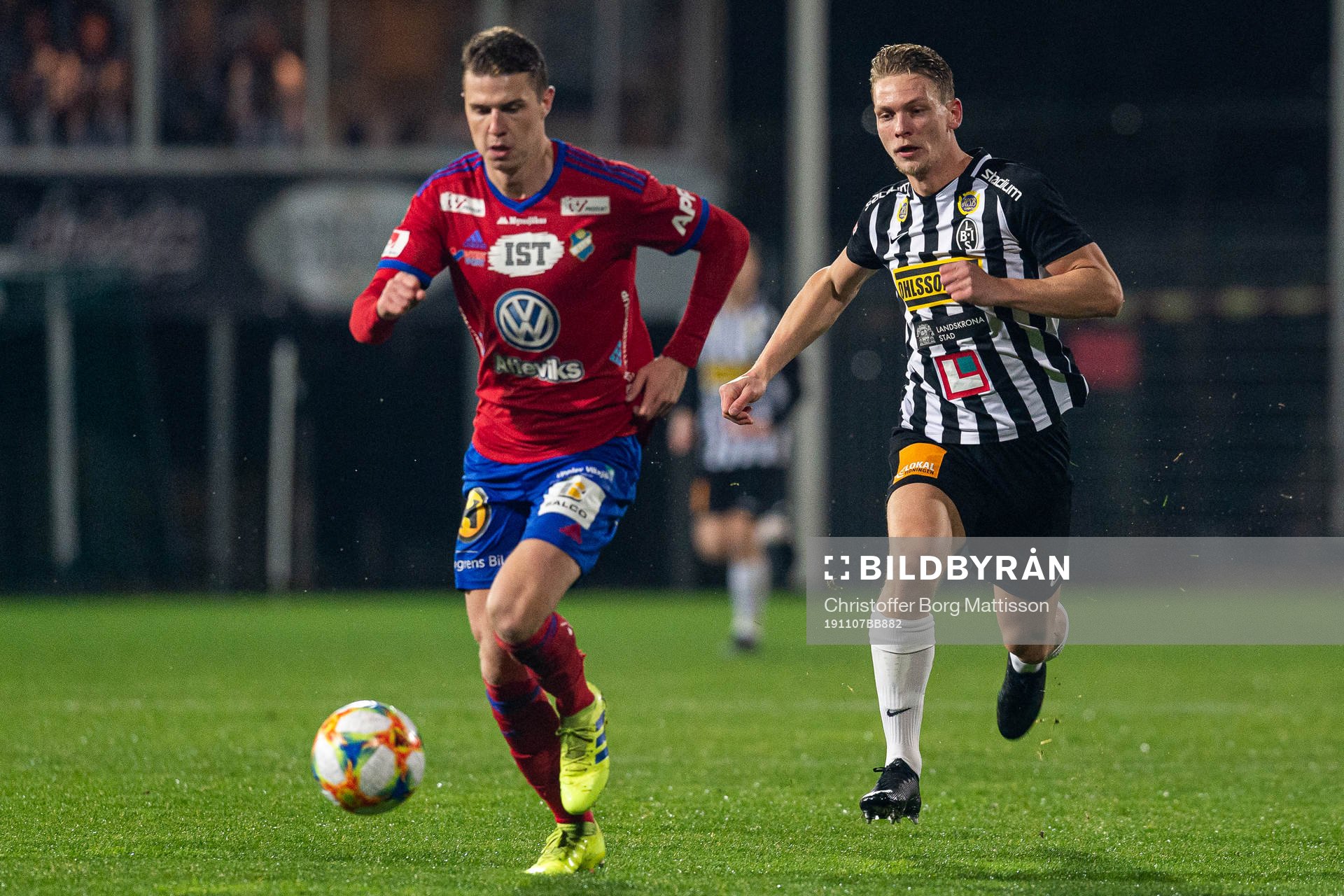 Landskronas Robin Hofsö jagar Östers Fredrik Lundgren