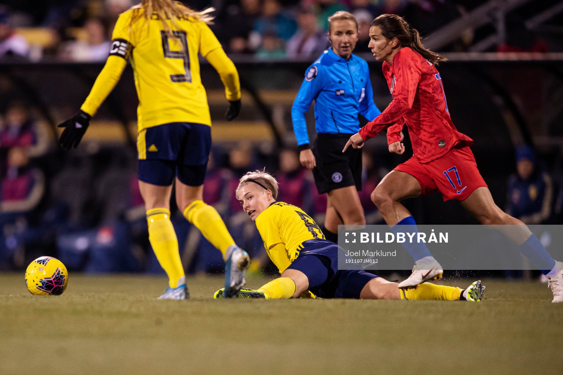 Lina Hurtig of Sweden loses the ball in front of Tobin