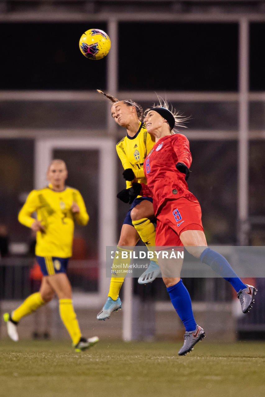 Julia Zigiotti Olme of Sweden collides with Julie Ertz of