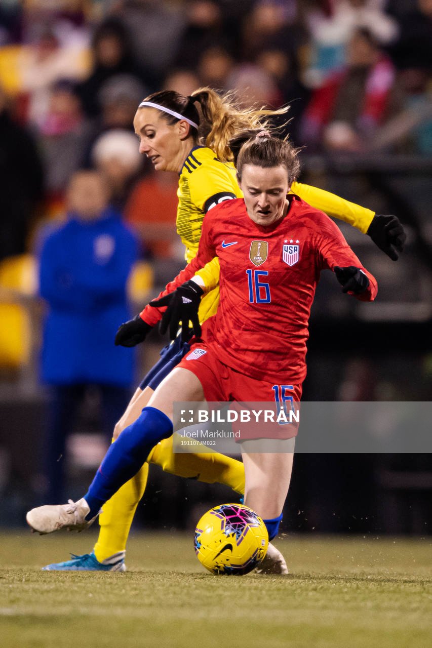 Kosovare Asllani of Sweden and Rose Lavelle of USA