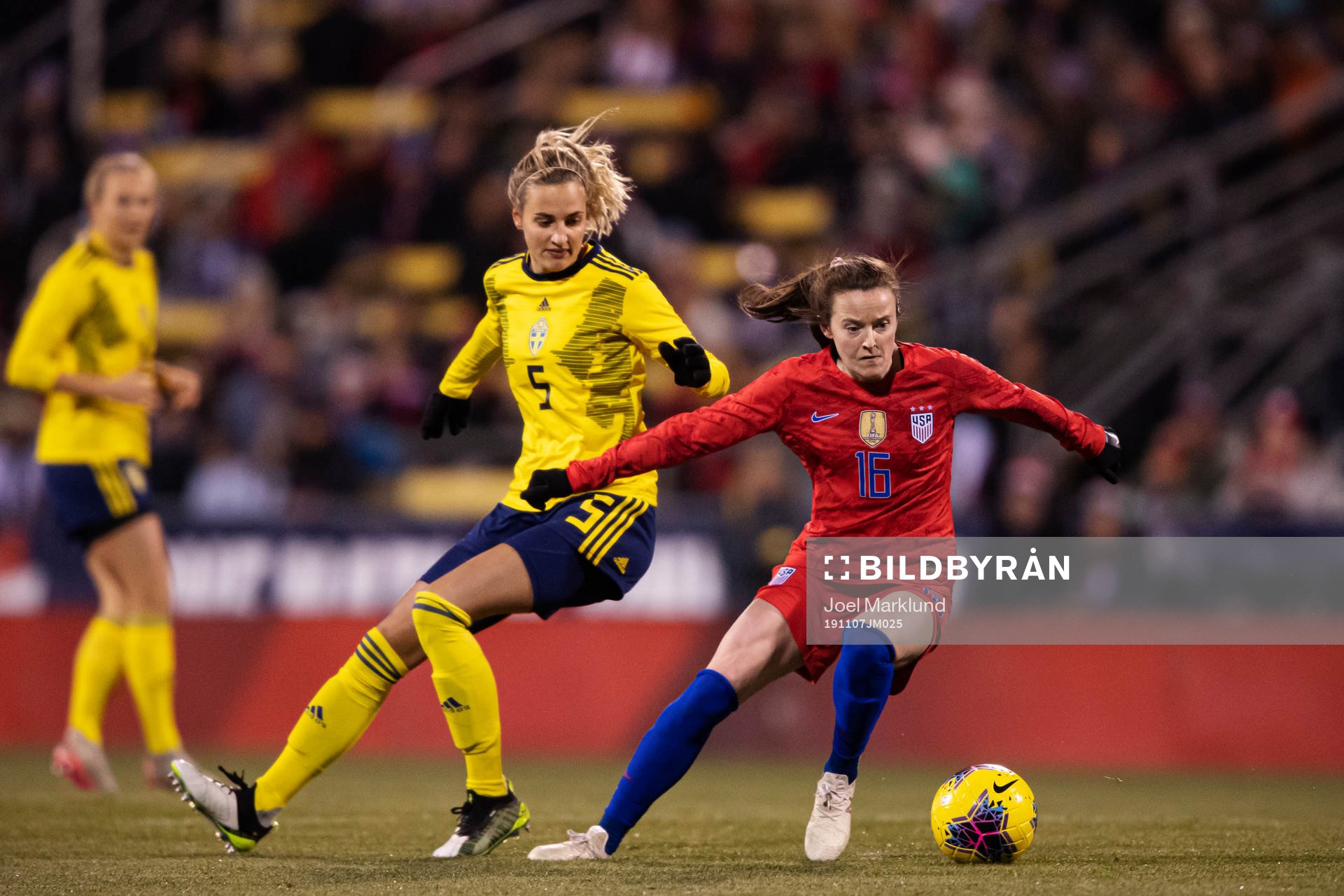 Nathalie Björn of Sweden and Rose Lavelle of USA