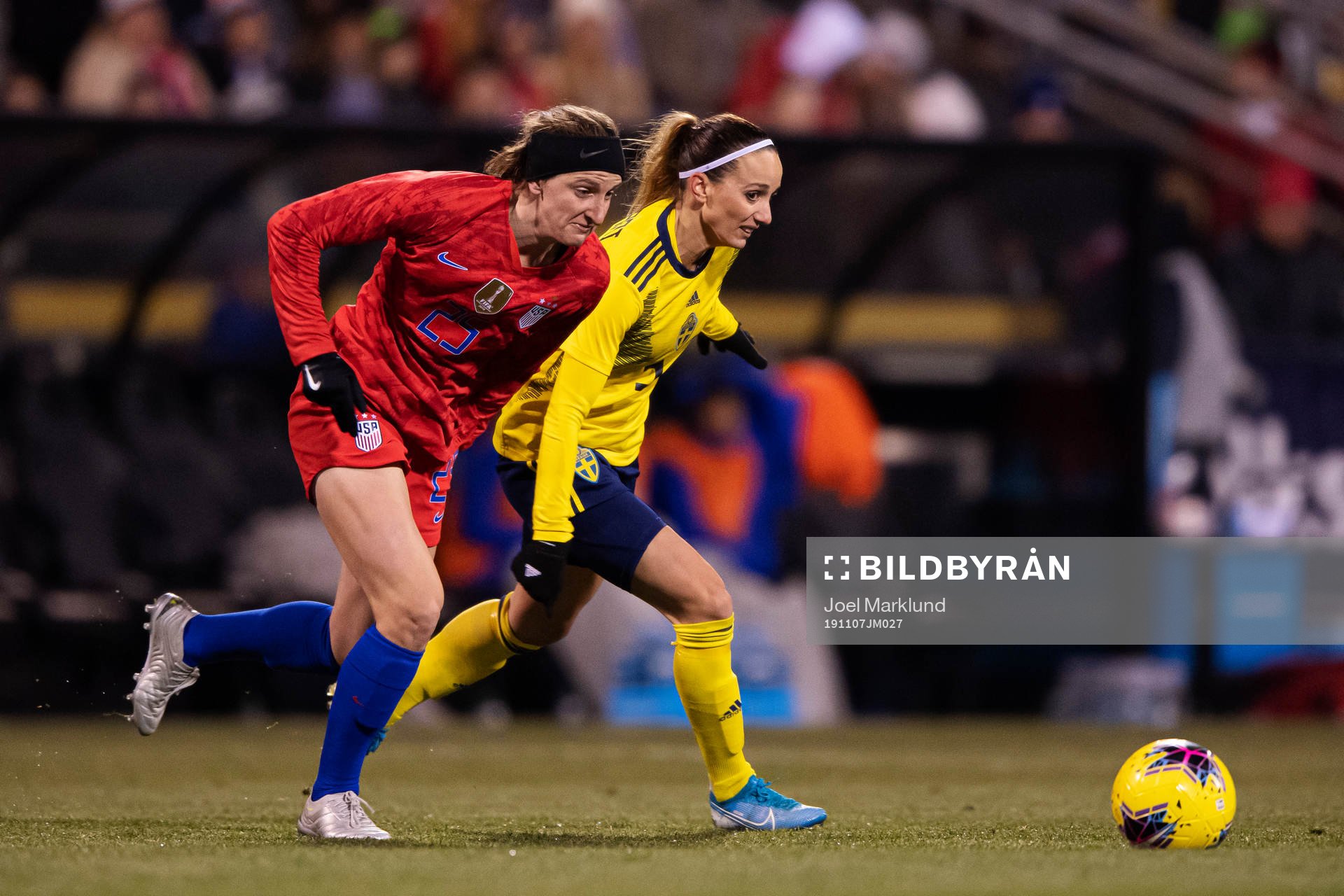 Andi Sullivan of USA and Kosovare Asllani of Sweden