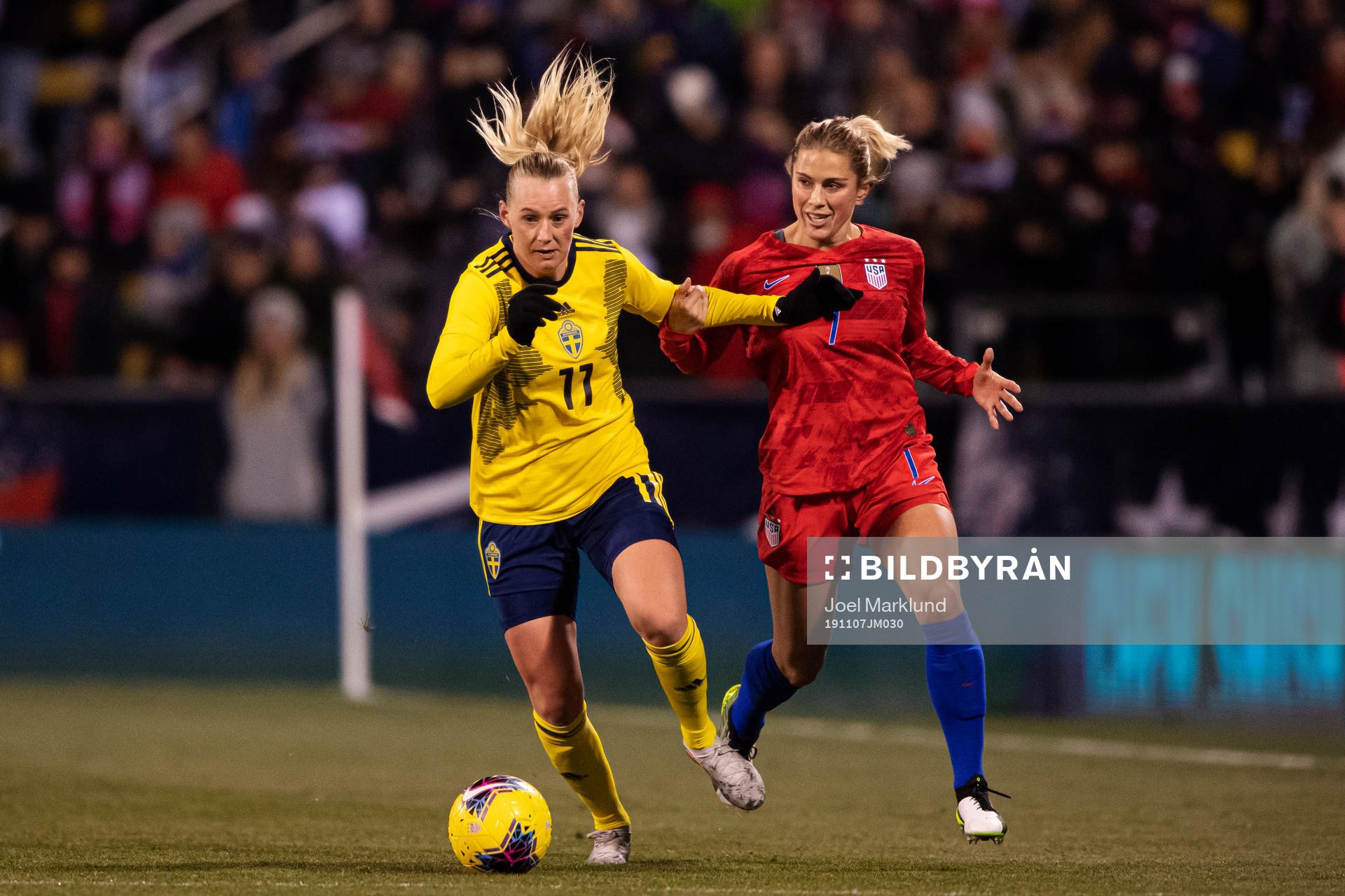 Stina Blackstenius of Sweden and Abby Dahlkemper of USA