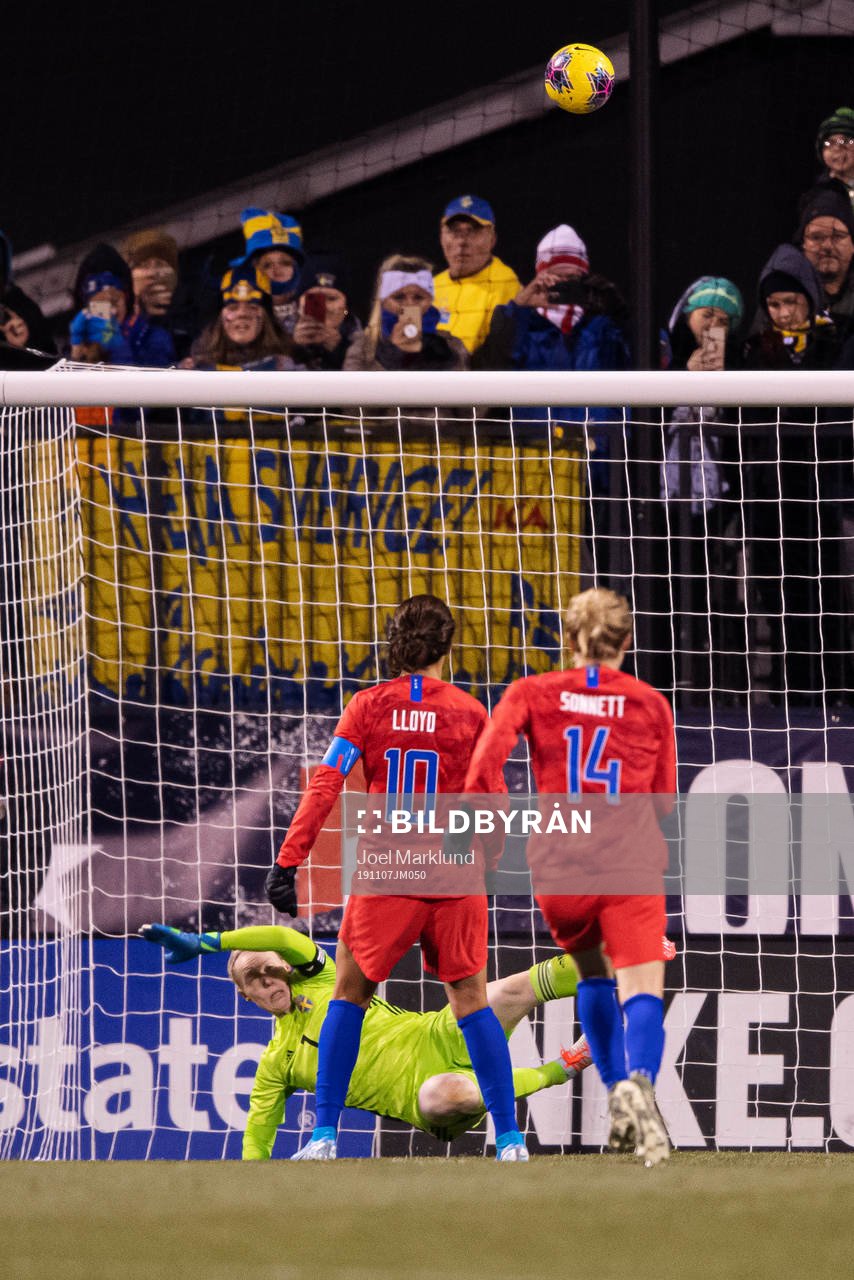 Carli Lloyd of USA misses a penalty against goalkeeper