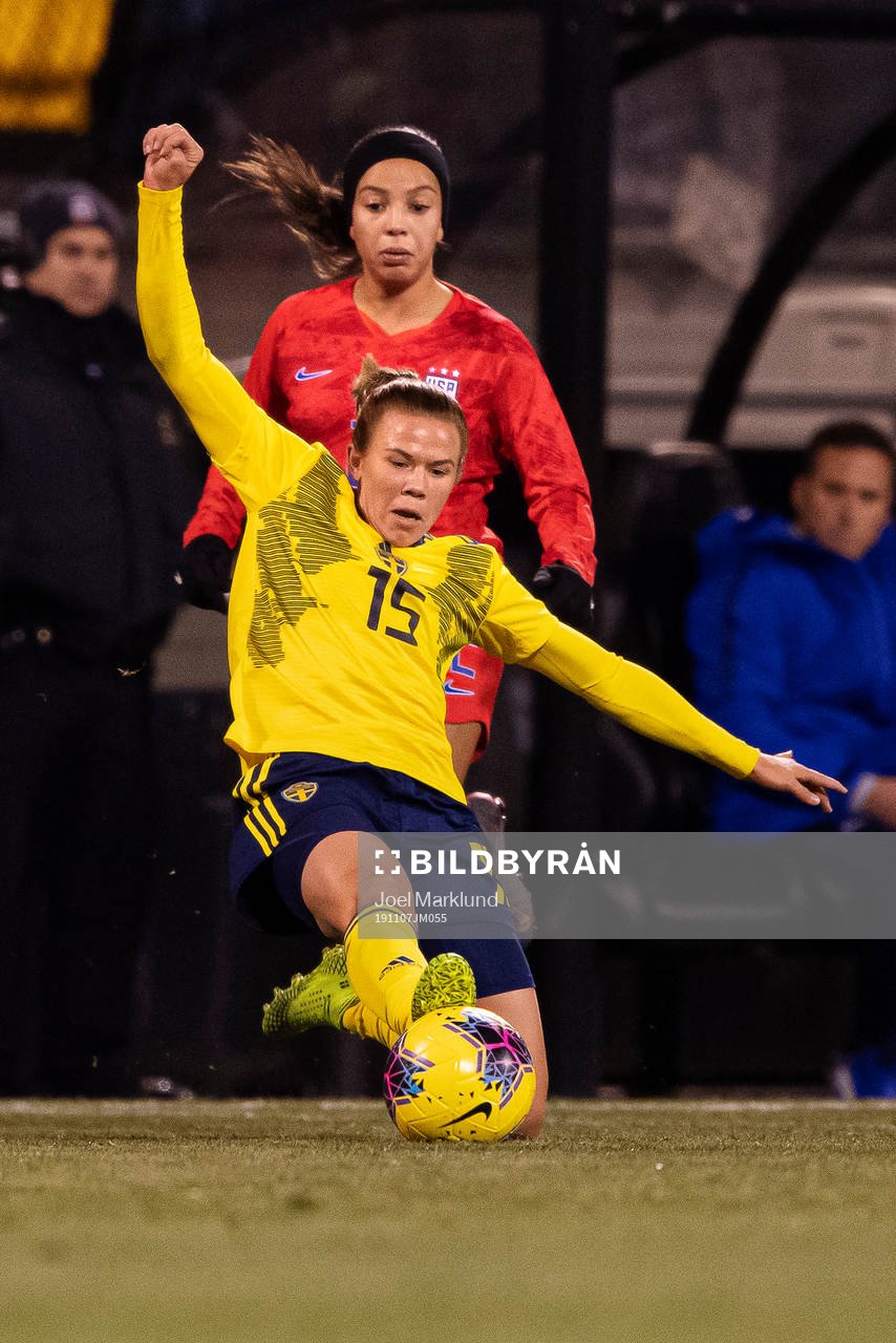 Mallory Pugh of USA and Jessica Samuelsson of Sweden