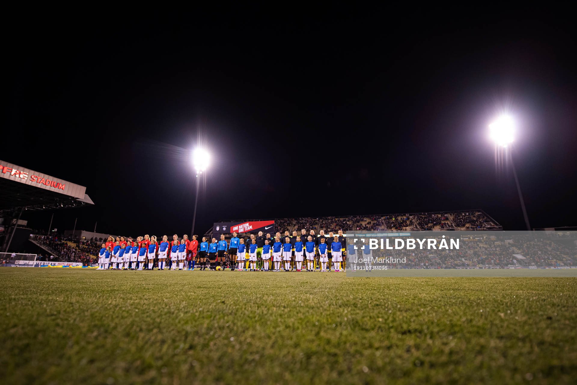 The players of USA and Sweden are lined up