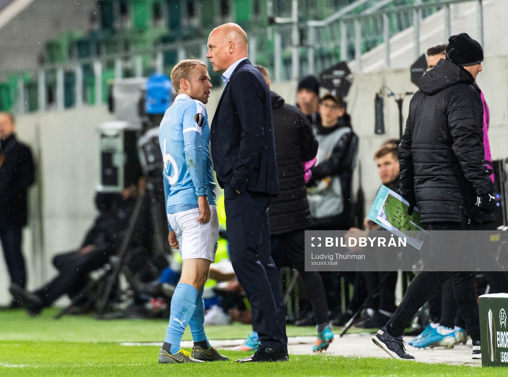Oscar Lewicki is substituted and walks next to Uwe Rösler,