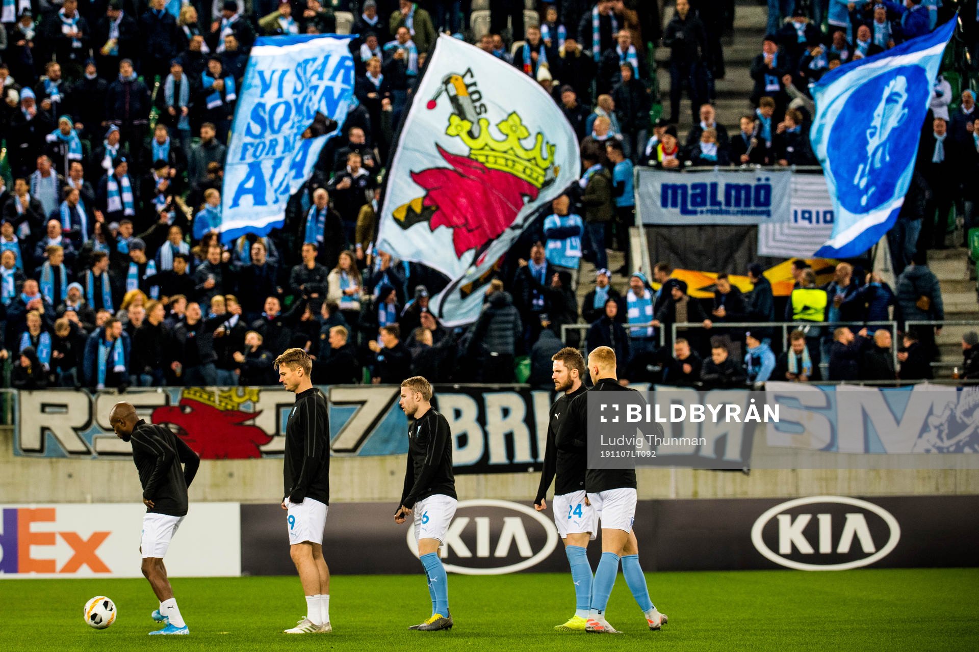 Players of Malmö warm up