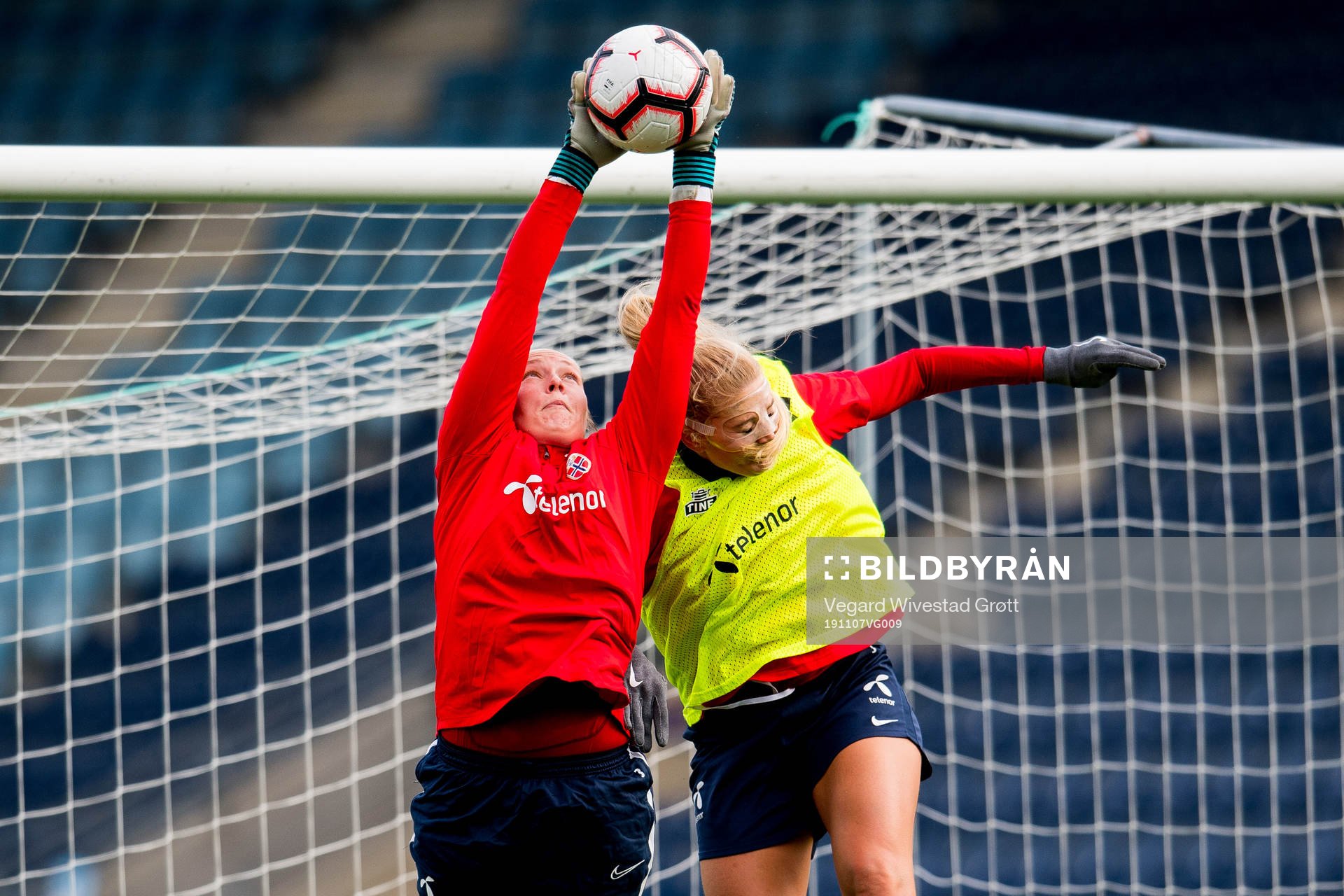 Goalkeeper Aurora Mikalsen and Lisa-Marie Karlseng Utland