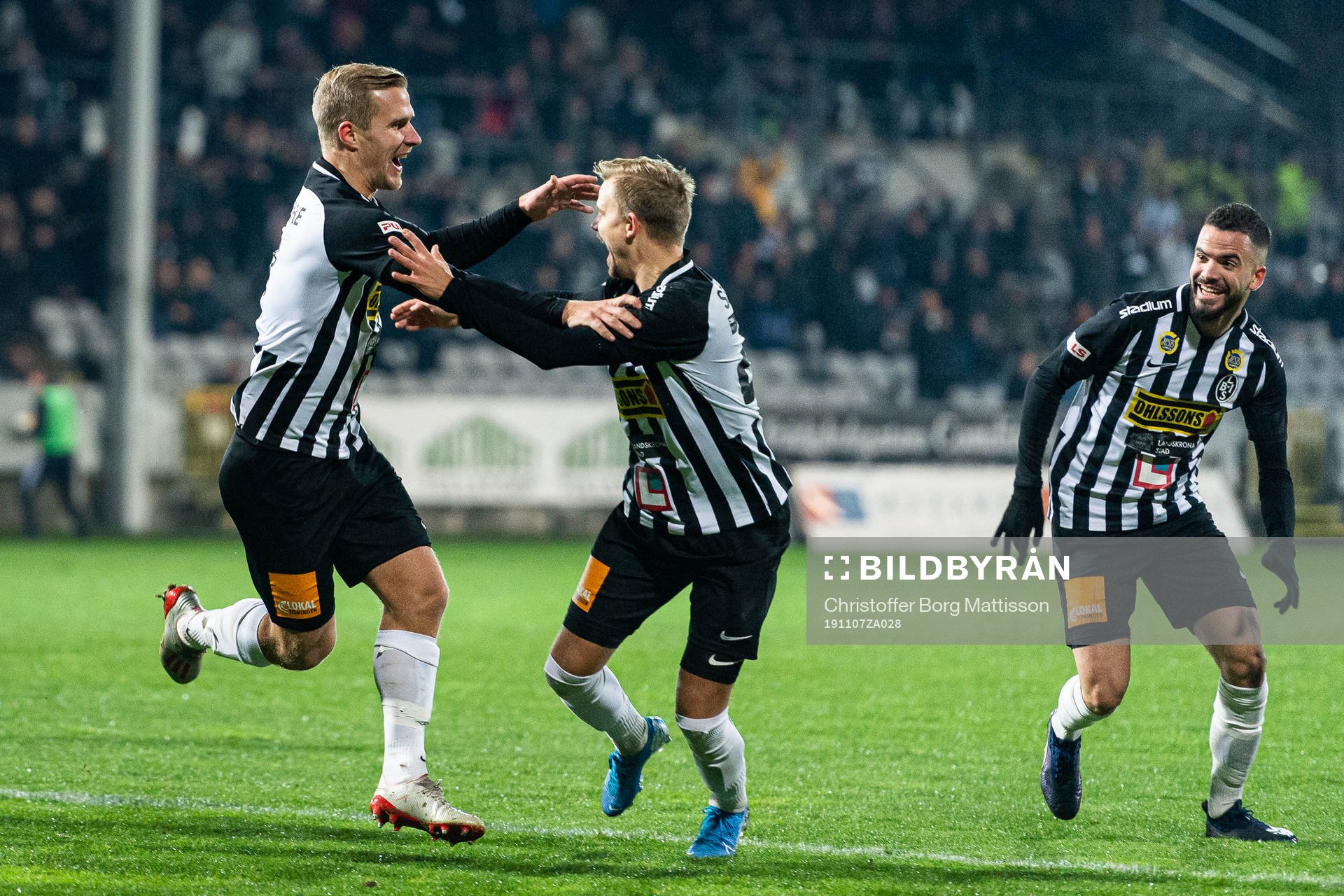 Landskronas Linus Olsson jublar tillsammans med Jonathan Asp och Granit Stagova efter 1-0 under fotbollsmatchen i kvalet till Superettan mellan Landskrona och Öster den 7 november 2019 i Landskrona.