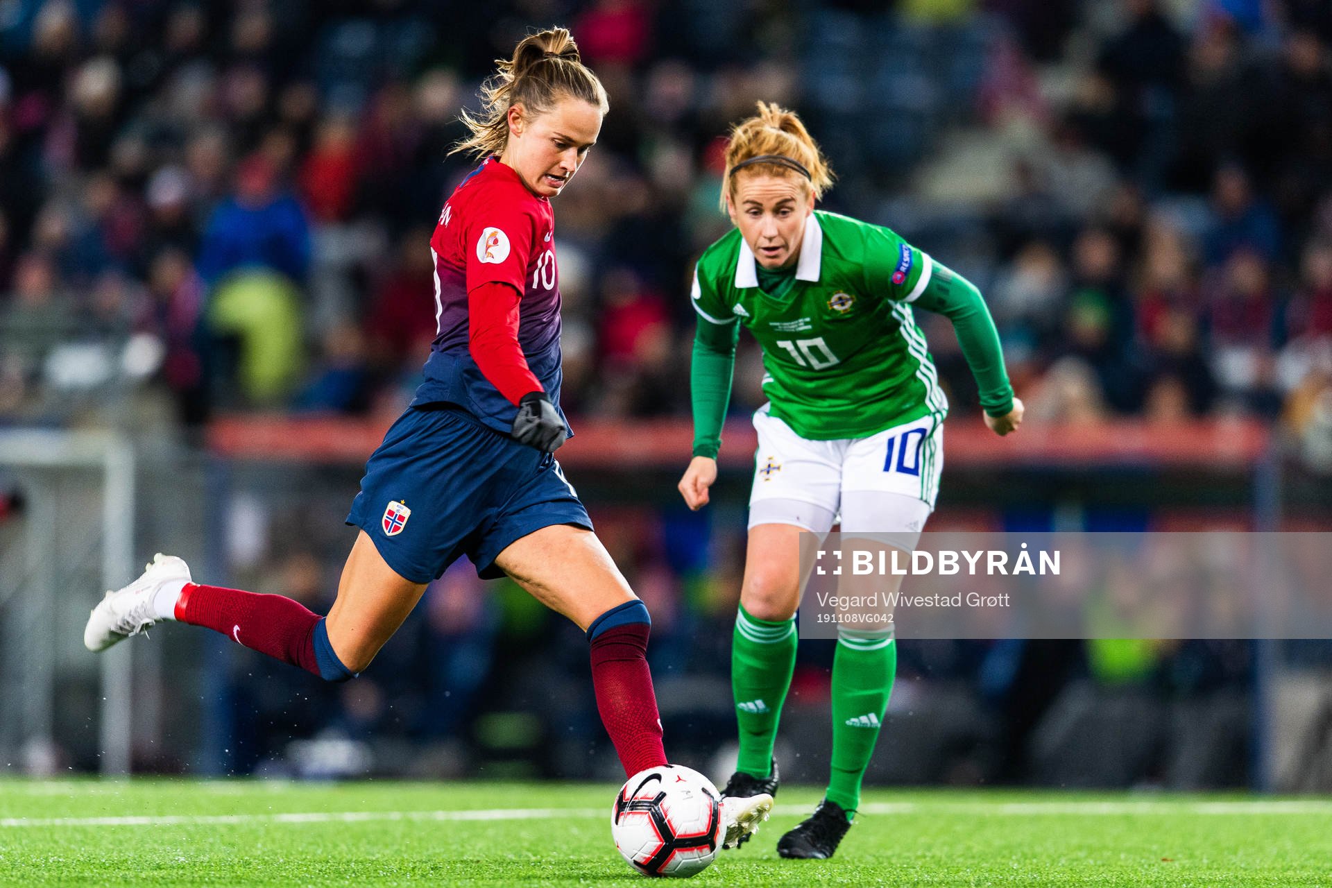 Caroline Graham Hansen of Norway and Rachel Furness of