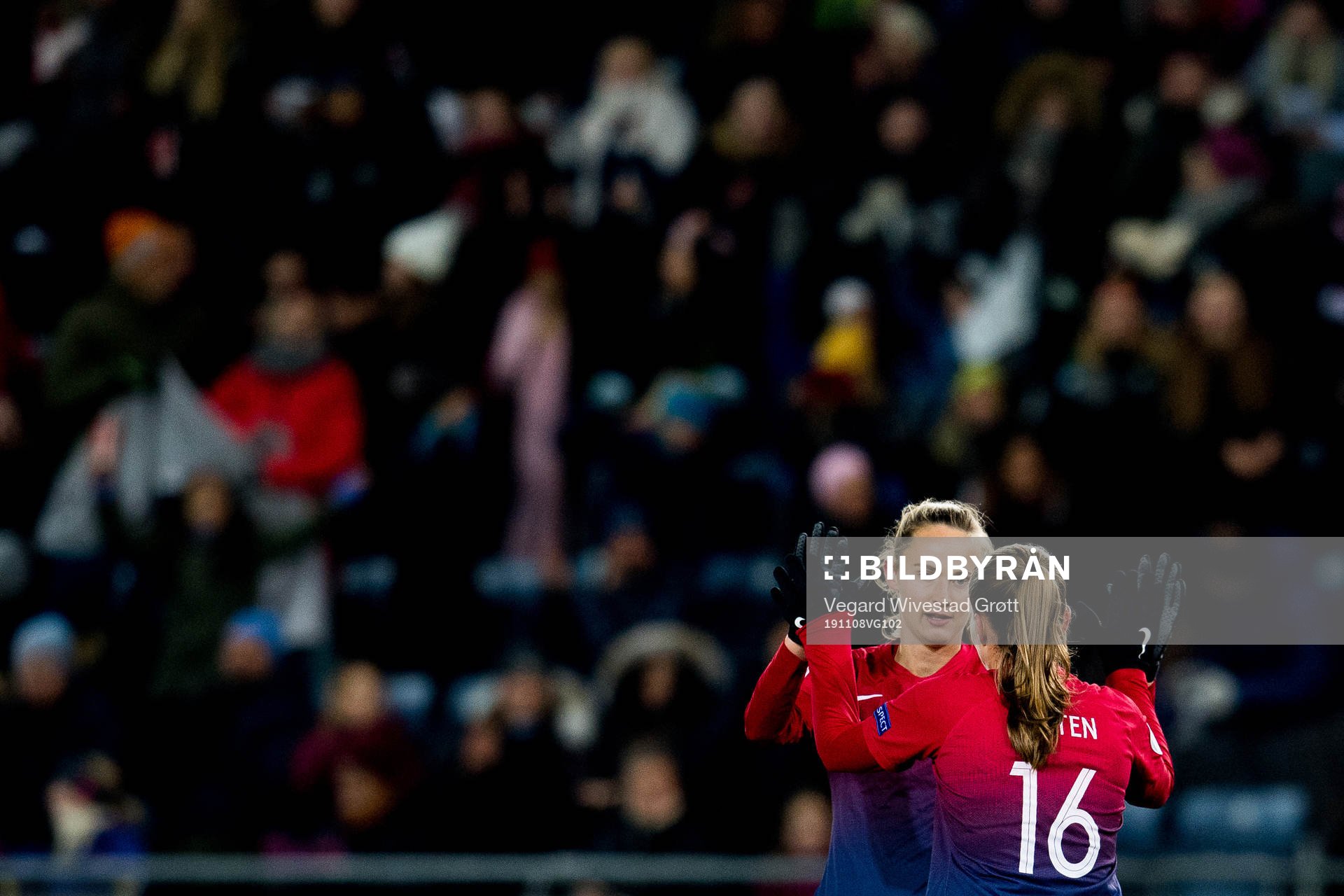 Caroline Graham Hansen of Norway celebrates with Guro Reiten