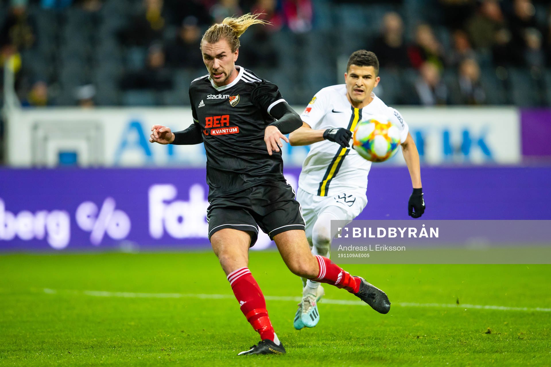 Enskedes Simon Stigenberg och AIK:s Tarik Elyounoussi under fotbollsmatchen i Svenska Cupen mellan Enskede och AIK den 9 november 2019 i Stockholm.