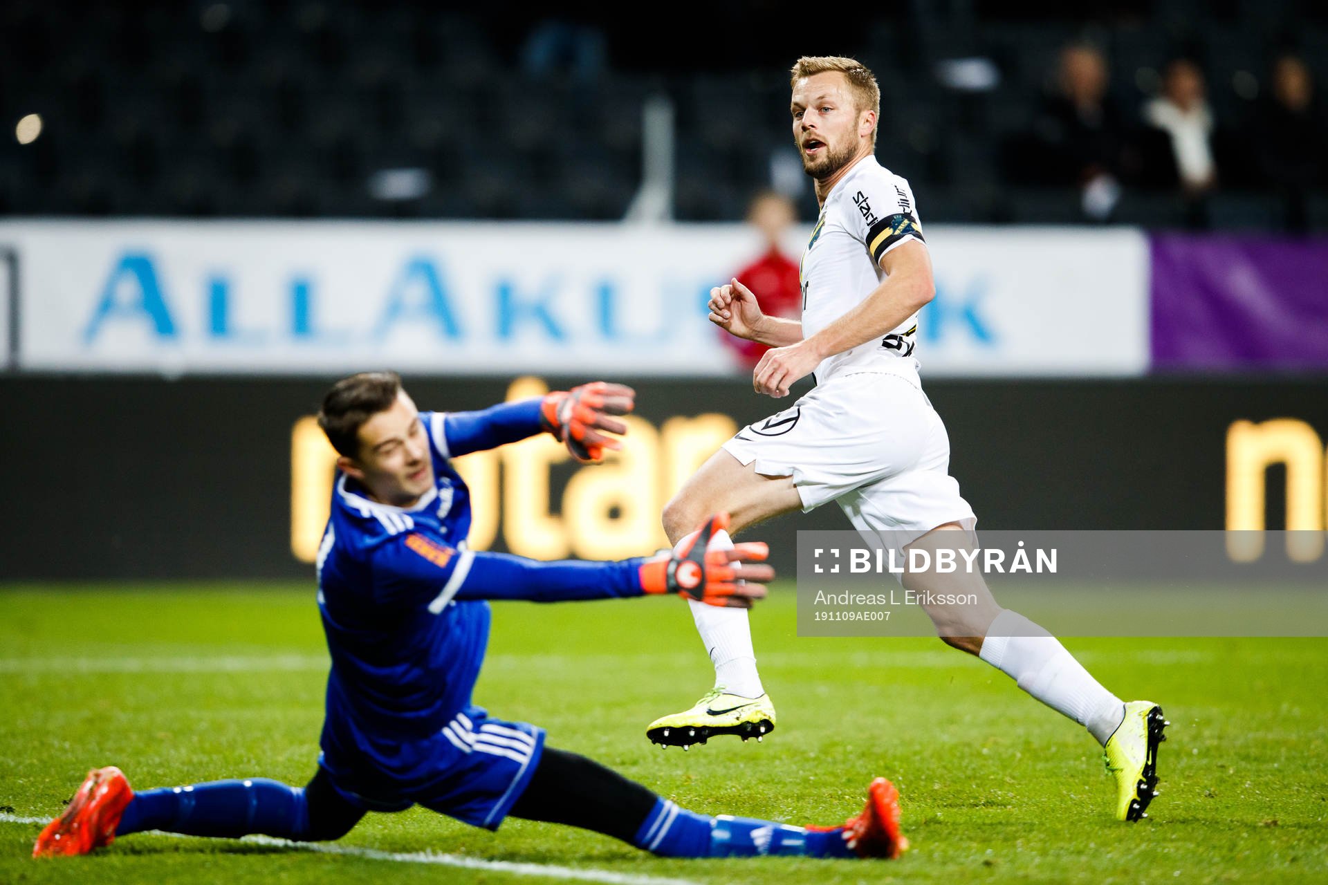 s Sebastian Larsson gör 0-1 bakom Enskedes målvakt Marvin