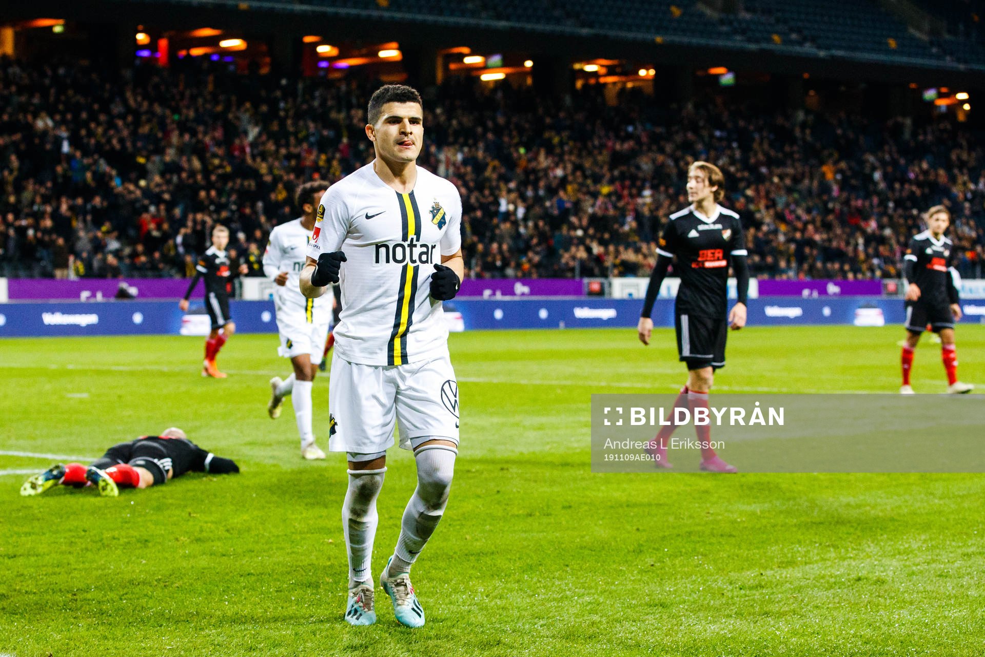s Tarik Elyounoussi jublar