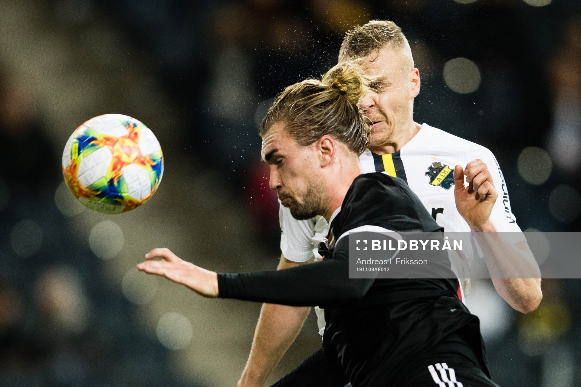 Enskedes Simon Stigenberg i en nickduell med AIK:s Kolbeinn Sigthorsson under fotbollsmatchen i Svenska Cupen mellan Enskede och AIK den 9 november 2019 i Stockholm.