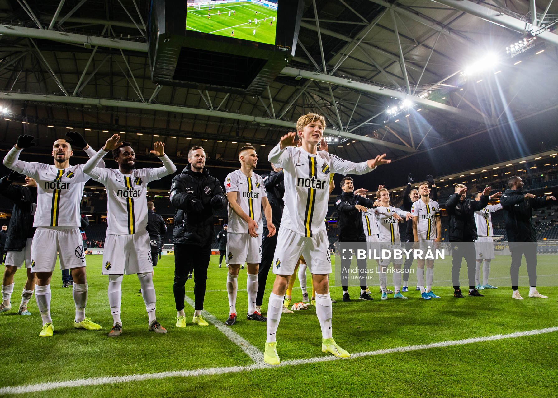 AIK:s Tom Strannegård och hans lagkamrater tackar publiken efter fotbollsmatchen i Svenska Cupen mellan Enskede och AIK den 9 november 2019 i Stockholm.
