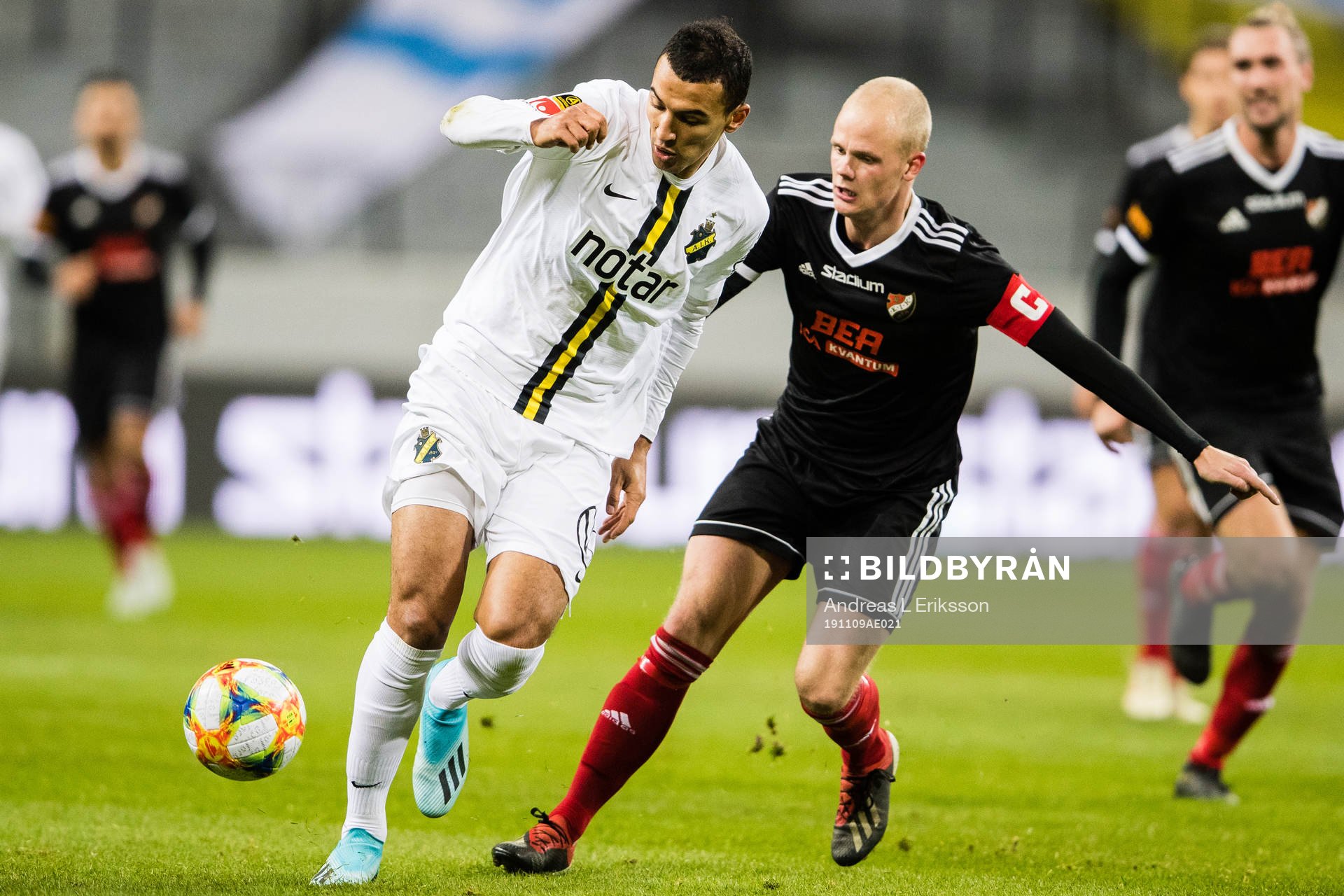 s Nabil Bahoui i kamp om bollen med Enskedes Viktor Lager