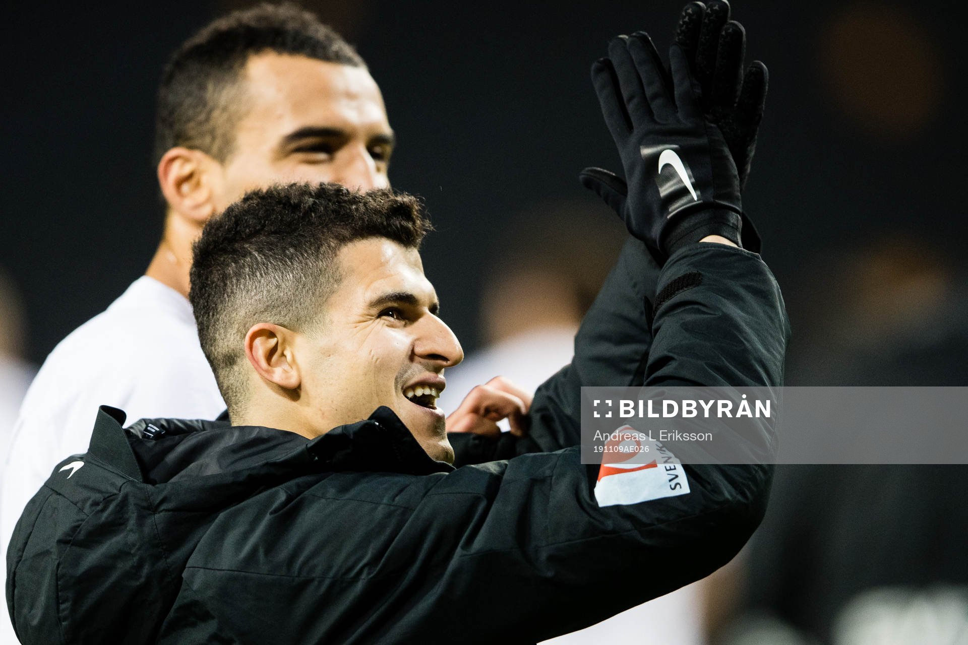s Tarik Elyounoussi tackar publiken