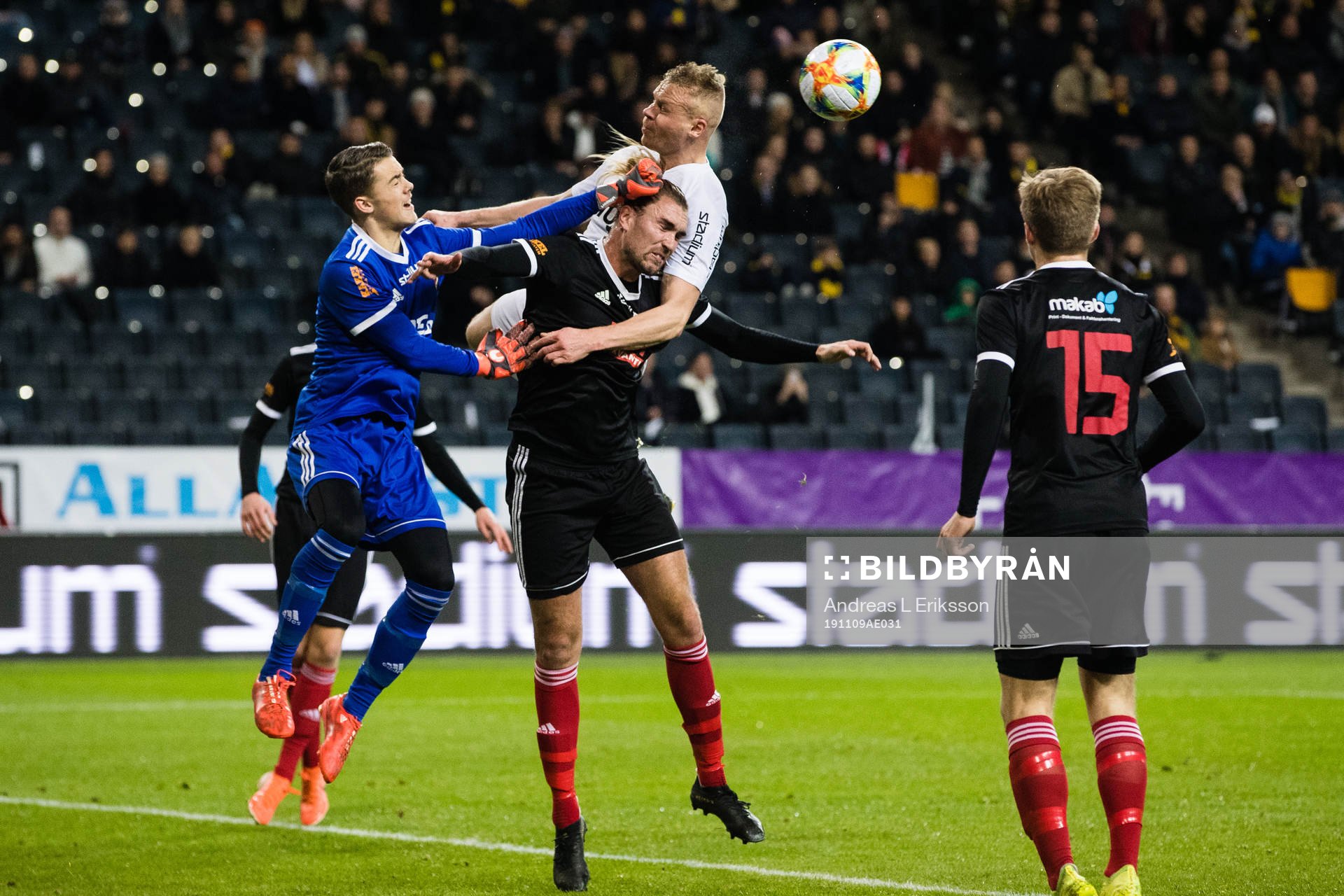 Enskedes målvakt Marvin Myhrberg och Simon Stigenberg försvarar sig mot AIK:s Kolbeinn Sigthorsson under fotbollsmatchen i Svenska Cupen mellan Enskede och AIK den 9 november 2019 i Stockholm.