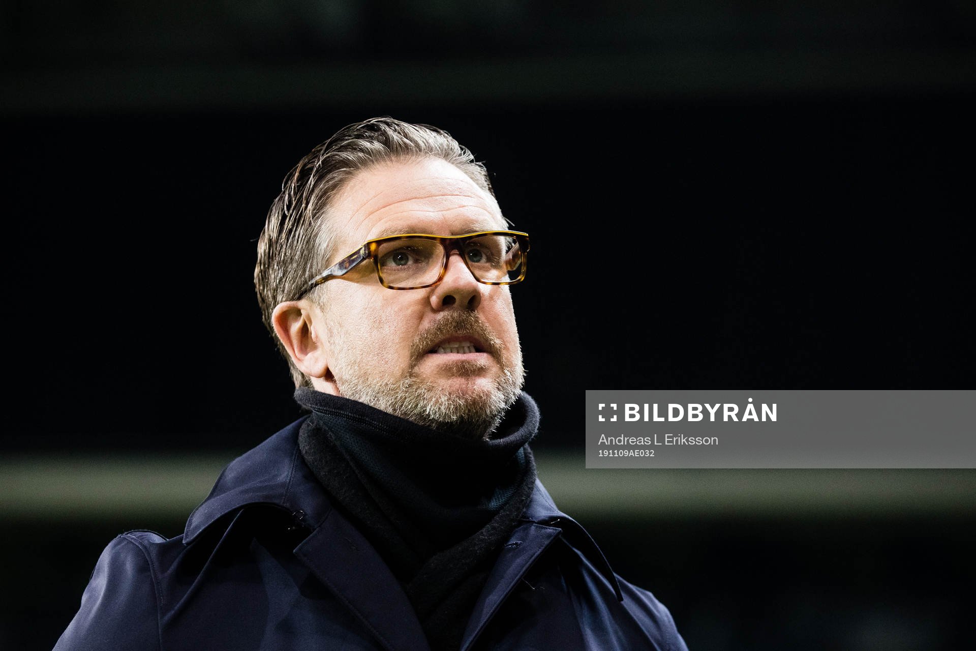 s tränare Rikard Norling innan fotbollsmatchen i Svenska